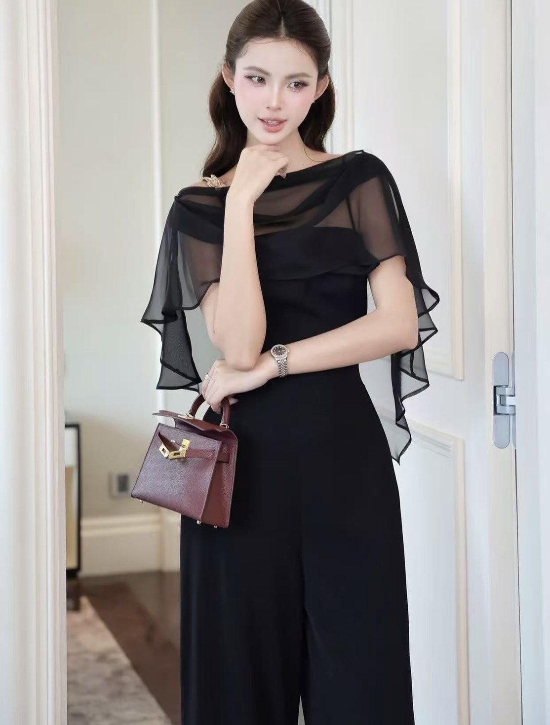 จั้มสูมสายเดี่ยวขายาว มาคู่กับซีทรูตัวสั้นคลุม และเข็มกลัดดอกไม้อะไหล่ทองแยกชิ้นได้ สามารถใส่แมทได้ตามใจชอบ สวย หรู ลูกคุณมากๆค่า รุ่นนี้ควรค่าแก่กสรเก็บต้องมีเลยค่า