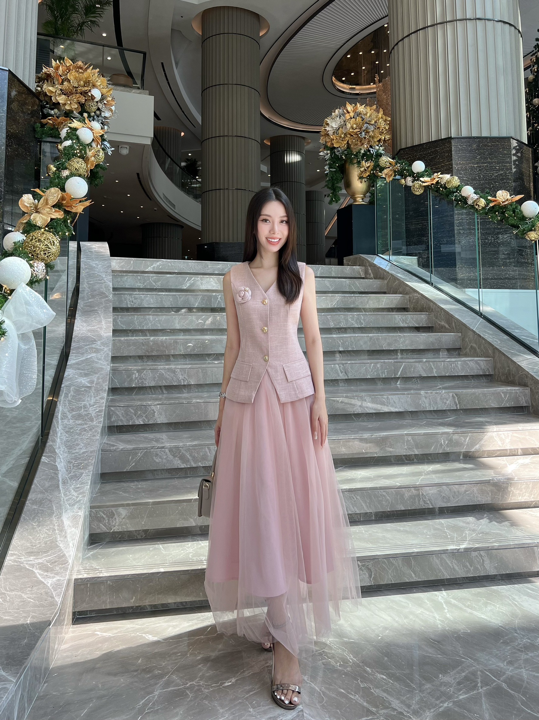 🔥พร้อมเฉิดฉายแบบตัวแม่ สาวๆที่กำลังหาชุดออกงาน ห้ามพลาด เซ็ทนี้แถมฟรีเข็มกลัดดอกไม้🔥 Tag: CHARISSA KLOSET 🔺set 3 ชิ้น : เสื้อแขนกุด+กระโปรงมุ้งยาว+ เข็มกลัดดอกไม้ 🏷️Color: ชมพู(Pink), น้ำตาล(Brown) 🏷Size: S,M,L, XL