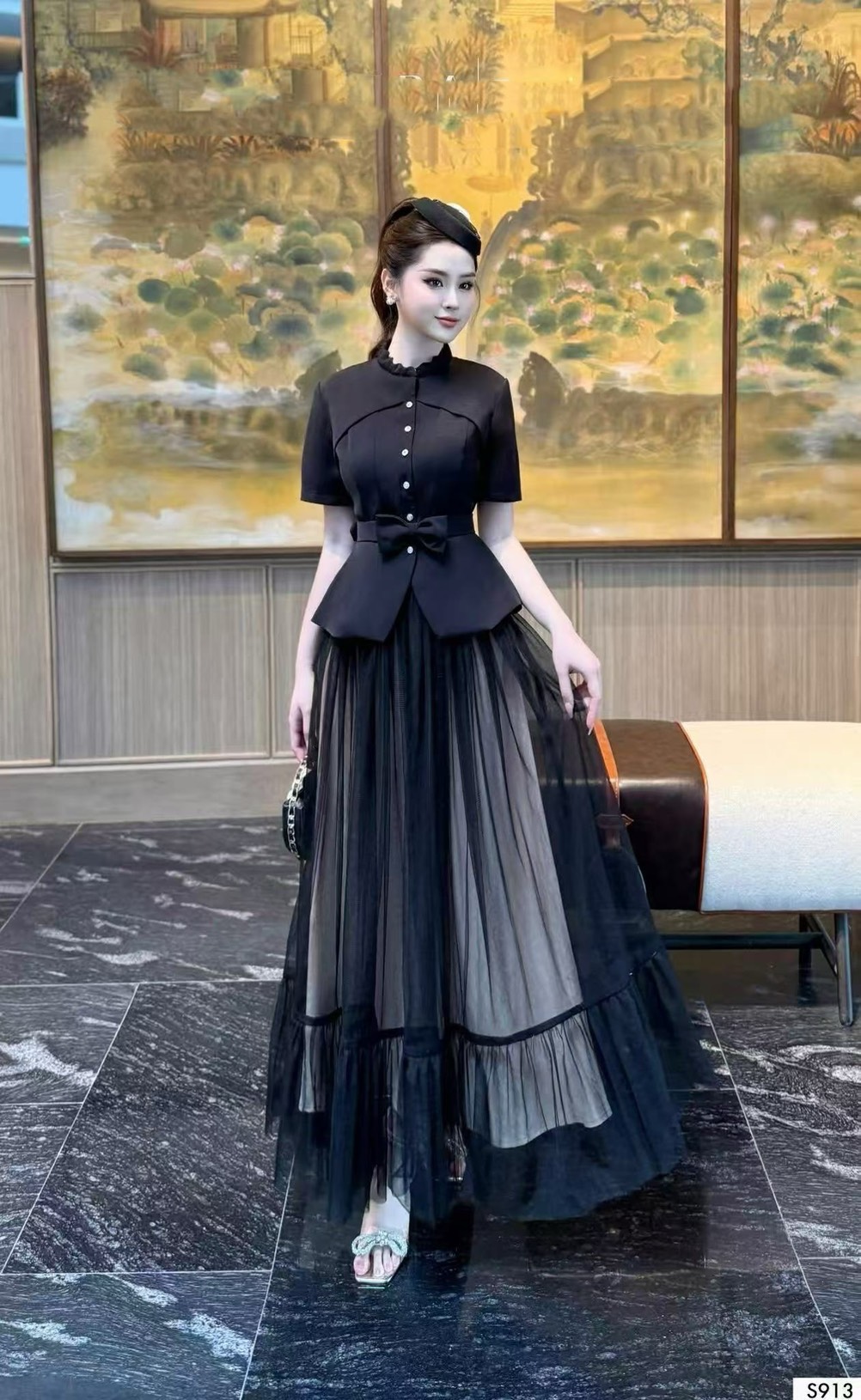 Set 2 ชิ้น สีดำเสื้อเบเซอร์คอจีนแขน ด้านหน้าดีเทลตีเกร็ตโค้งสวย และแต่งกระดุมดอกไม้เพชรเรียงยาวใช้งานได้จริงมาพร้อมเข็มขัดโบว์มรกระดุมแป๊ก มาคู่กับกระโปรงยาว แต่งผ้ามุ้งตาข่ายคลุมด้านนอกสีดำ มีชับในสีครีม(ซิปหลัง) งานสวย เนื้อผ้าดี คัตติ๊งเป๊ะคะ