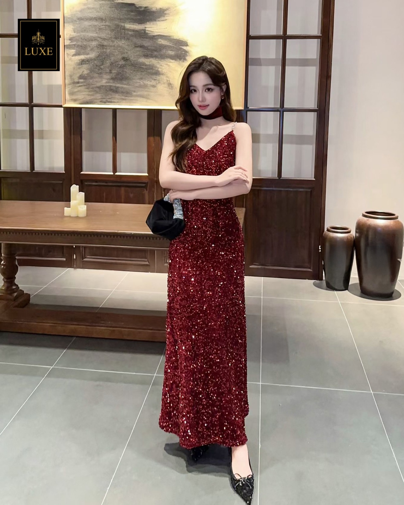 เดรสเสื้อสายเดี่ยว กระโปรงยาวทางเอ ☑️ชุดทำจากผ้ายืดปักเลื่อม ยืดหยุ่น สายทำจากโซ่ประดับมุก ☑️มีซิปซ่อนและซับในอย่างดี