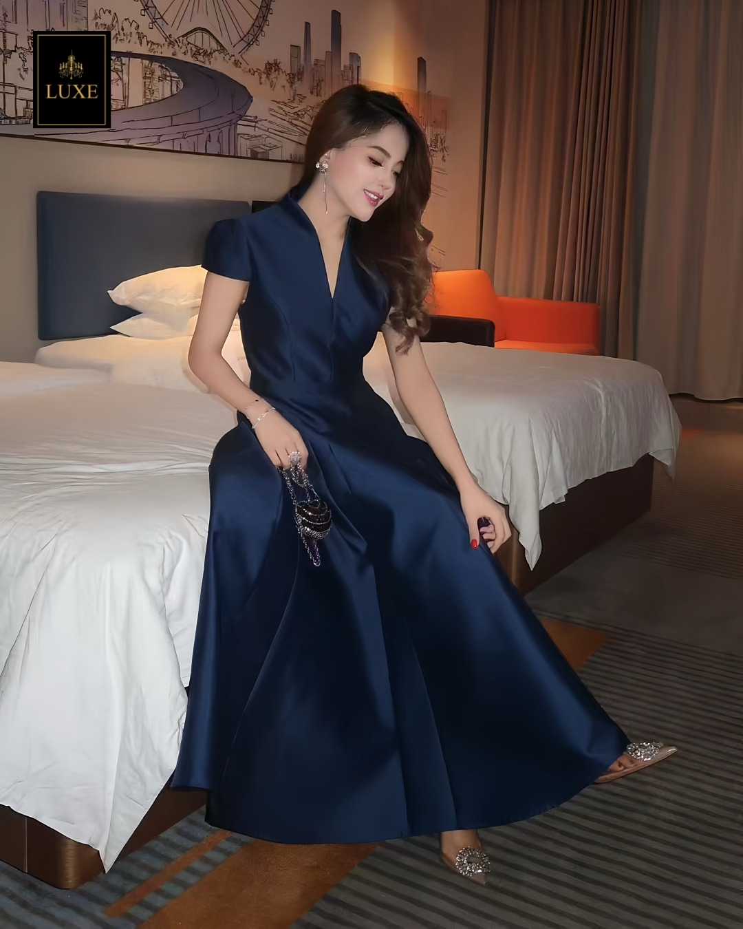 Label : LUXE ☑️เดรสเสื้อคอตั้ง แขนสั้น กระโปรงบาน ☑️ทำจากผ้าไหมดัตเชส ผ้าเนื้อดี เป็นทรง ใส่สบาย