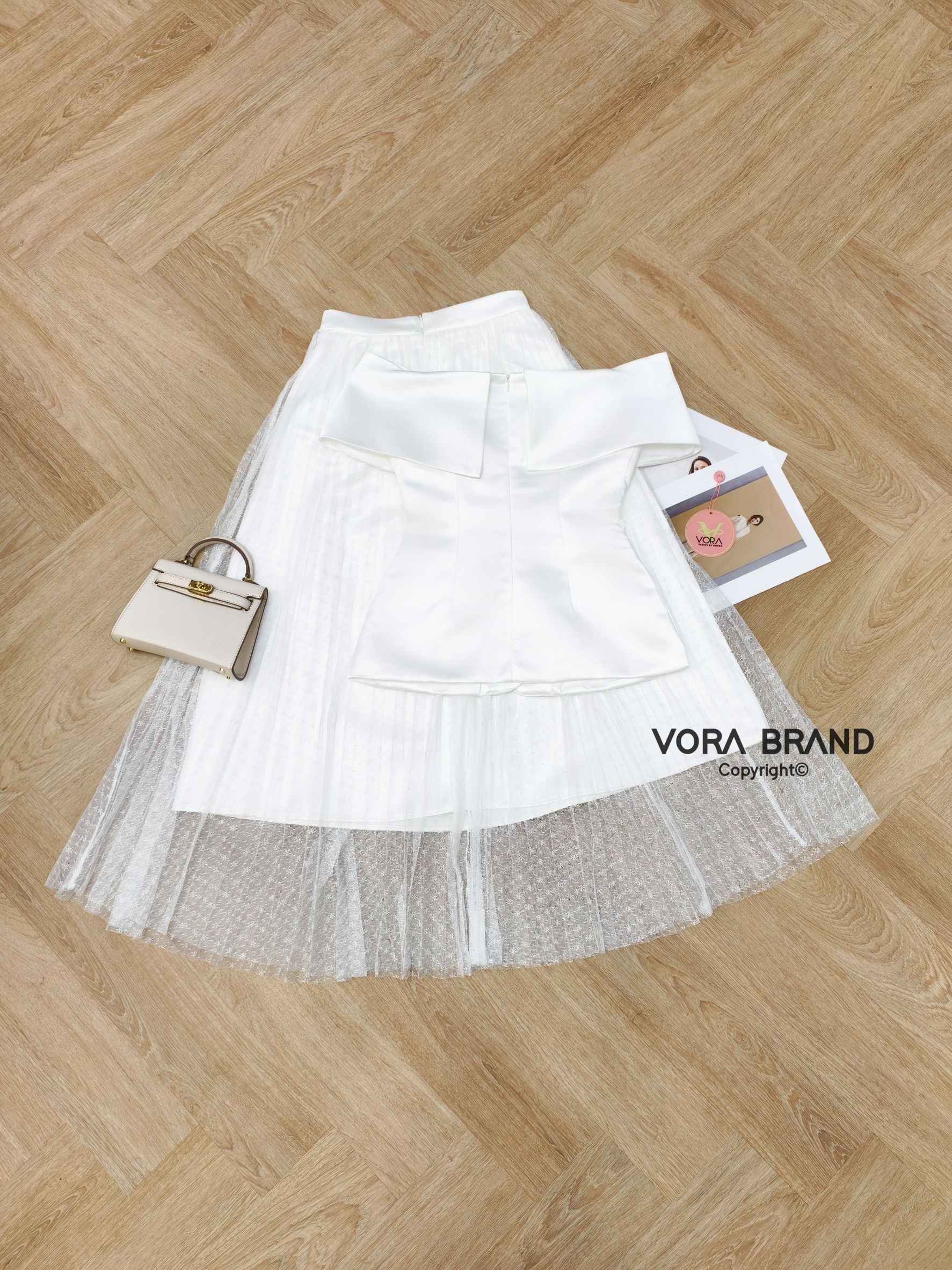 Set เสื้อปาดไหล่ แต่งกระดุมเรียงด้านหน้า ซิปด้านหลังใส่ง่ายค่ะ แต่งกระเป๋าด้านหน้า แมทช์กับกระโปรงยาวผ้าตาข่ายอัดพลีท เนื้อผ้าดีมีซับในทั้งชุดค่ะ สามารถแยกใส่กับชุดอื่นได้อีกเยอะเลยค่ะ ... ใส่ออกมาแล้วเป๊ะเว่อร์ แพทเทรินเนี๊ยบสุดๆ สามารถใส่ได้ในทุกโอกาสเล