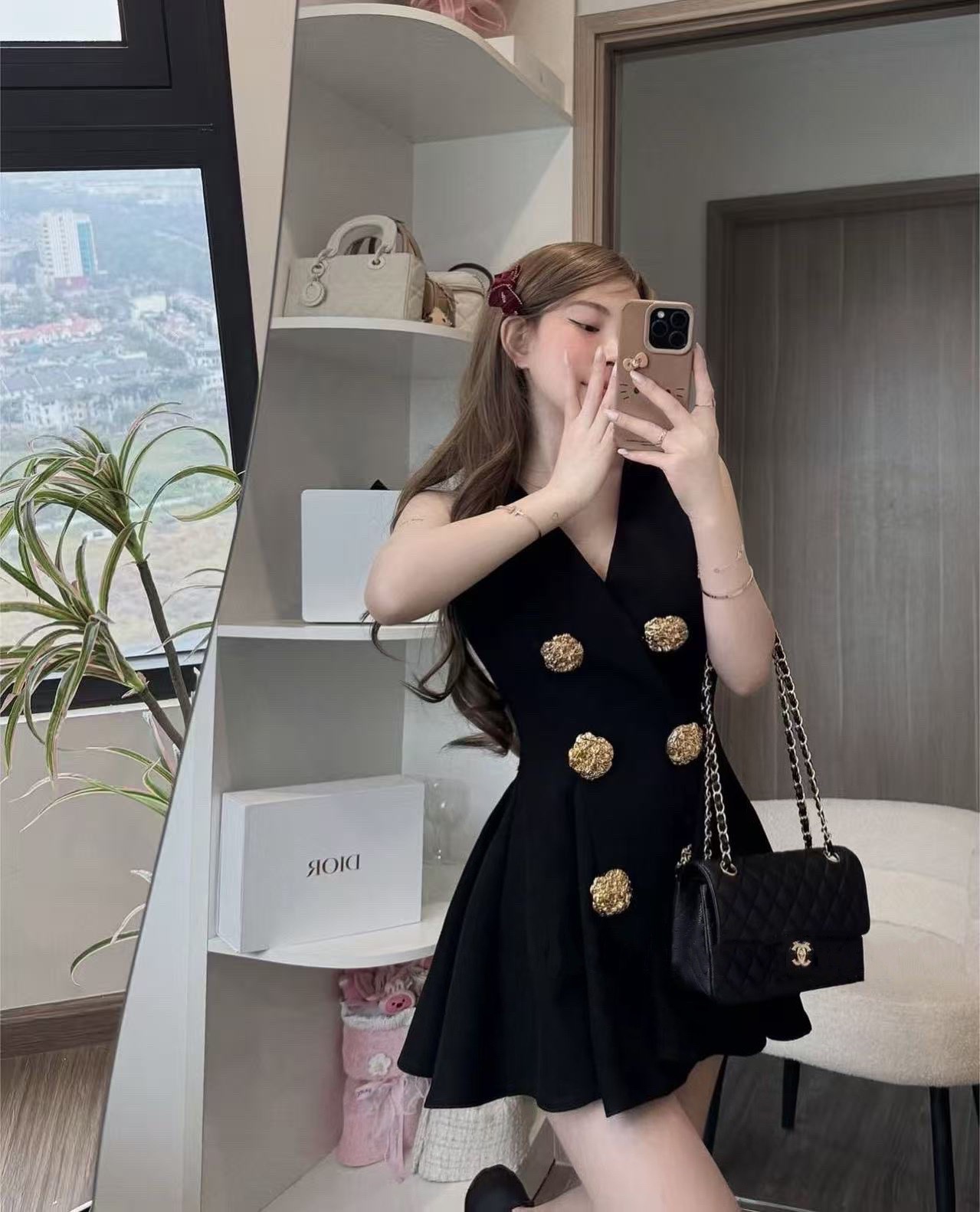ชุดset 2ชิ้น มินิเดรสแขนกุดสีดำ แต่งกระดุมสีทองสุดอลัง อกเสริมฟองน้ำ มีซิปหลัง+ขาสั้นทรงสวยเป๊ะ(มีกระเป๋าข้าง)ผ้าดีมากๆ สีละมุนคุมโทนชุดนี้หยิบมาใส่ได้บ่อย ไม่มีเบื่อ ต้องมีติดตู้ไว้เลยนะค่า