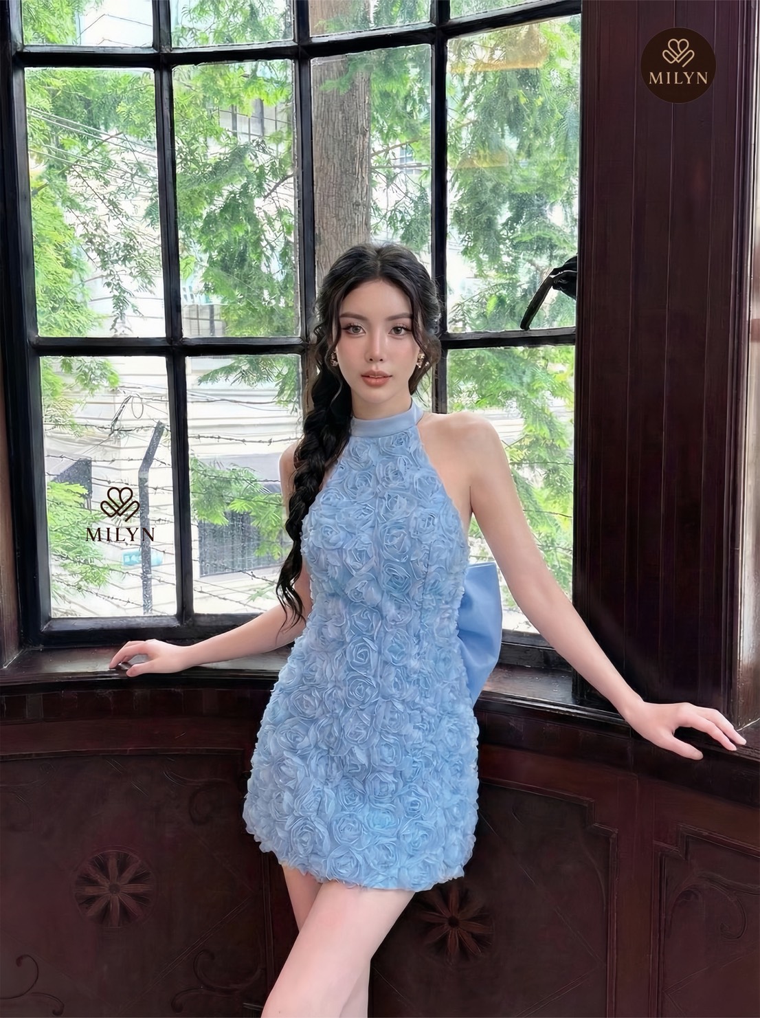 มินิเดรสแต่งดอกกุหลาบทั้งตัว ดีเทลเนื้อผ้าแบบ 3D ทำให้ชุดดูโดดเด่นมากขึ้น คอฮัลเตอร์ช่วยเสริมลุคให้ดูเพรียวและหรูขึ้นไปอีกขั้น ด้านหลังเปิดหลังสวย พร้อมโบว์ใหญ่สุดละมุนเป็นไฮไลต์ของชุด ใ