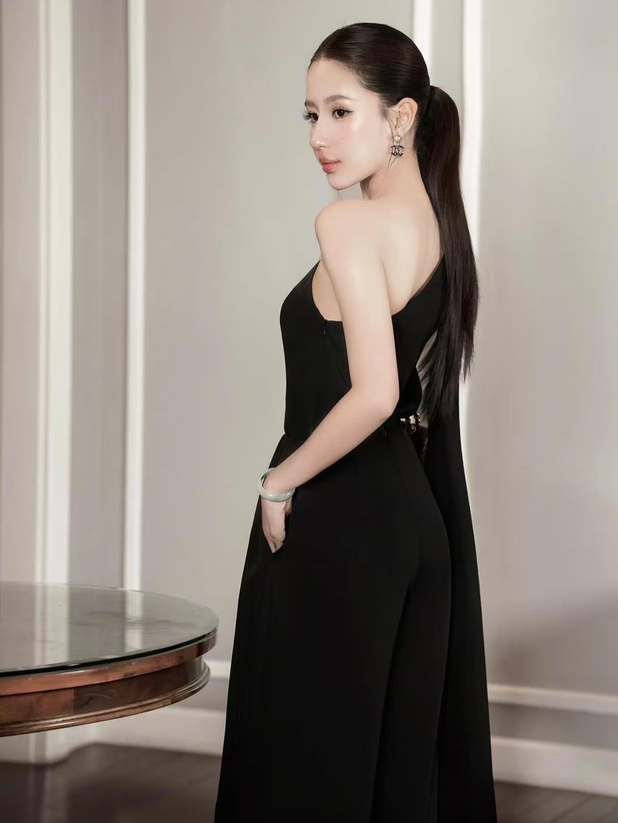 Set เสื้อไหล่เดียวแต่งผ้าสไบยาว แต่งเข็มกลัดช่วงไหล่ แมทช์กับกางเกงขายาวทรงสวยเข้าชุด มีน้ำหนักทิ้งตัว เนื้อผ้าดีเเป็นทรงซับในทั้งชุดค่ะ... ใส่ออกมาแล้วเป๊ะเว่อร์ แพทเทรินเนี๊ยบสุดๆ สามารถใส่ได้ในทุกโอกาสเลยค่า