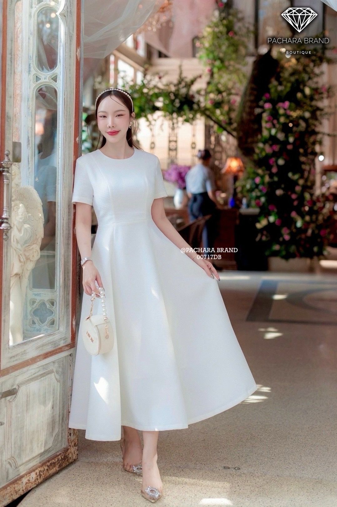 เดรสยาวคอกลมแขนสั้นสีขาว ช่วงเอวตีเกร็ดเข้ารูป ชายกระโปรงบานเป็นทรงสวยมาก เนื้อผ้าหนามีเท็กเจอร์ทอลายนูนสวย งานซิปด้านหลัง มีซับในอัดกาวอย่างดี รุ่นนี้ใส่ชิลล์ถ่ายรูปสวยได้ทุกโอกาสเลยนะคะ #PACHARABRAND