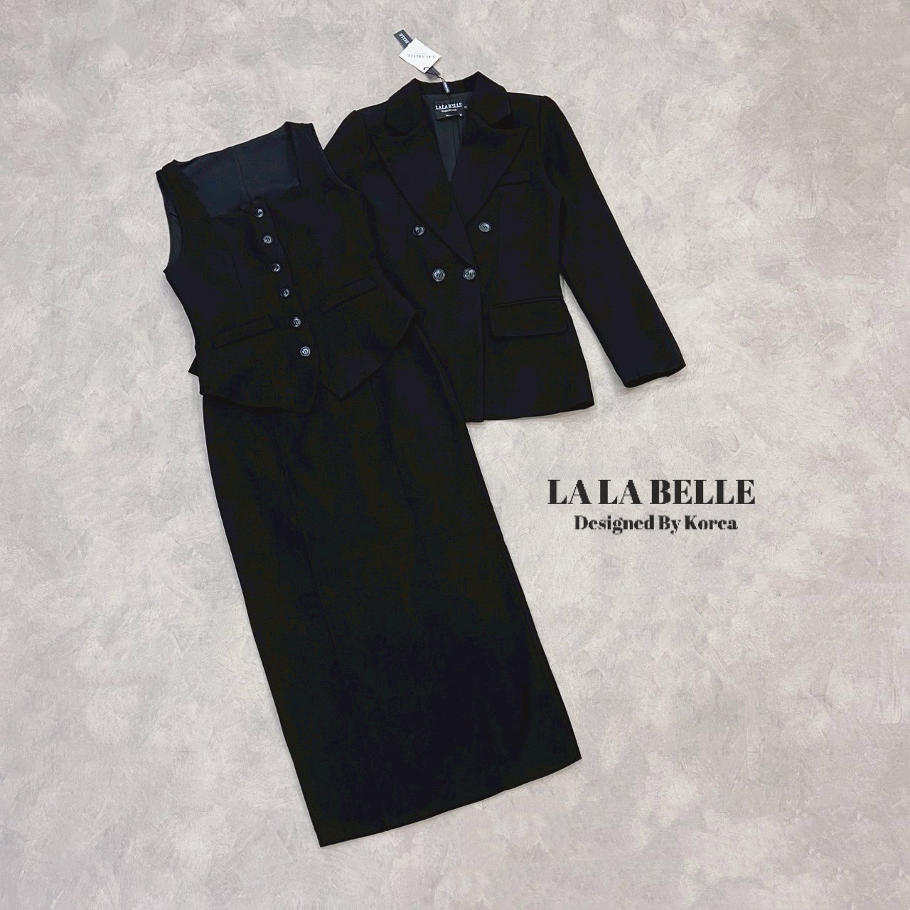 เซต3ชิ้นผ้าสูทอัดกาวอย่างดีผ้ามีน้ำหนักสุดๆเสื้อคอเหลี่ยมกระดุมหน้าเอวเข้ารูปชายเสื้อบานออกเล็กๆใส่กับกระโปรงทรงสอบเอวสูงตะเข็บหน้าผ้าหลังมาพร้อมเสื้อสูทคอกปกกระดุมหน้าแขนยาวบ่าเสริมฟองน้ำมีซับในอัดกาวอย่างดี