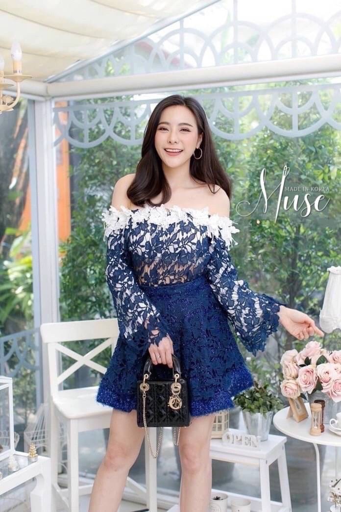เซ็ตเสื้อลูกไม้ทรงเปิดไหล่ ช่วงแขนเป็นทรงบาน ใส่คู่กับกระโปรงเอวสูง ด้านในเป็นผ้ากริตเตอร์วิงค์ๆสีน้ำเงิน เย็บทับด้วยผ้าลูกไม้ ใส่ออกมาสวยเก๋ไม่ซ้ำใครแน่นอน