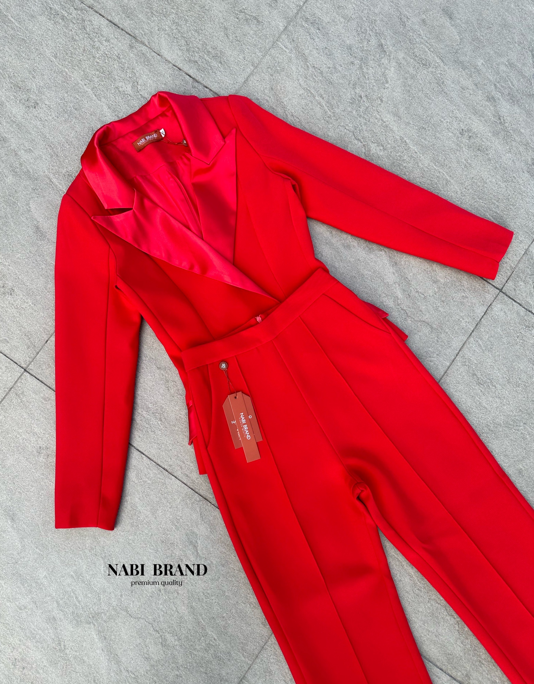 Set สูท2ชิ้น เสื้อแขนยาว+กางเกงขายาว ดีเทลเรียบหรู เสื้อคอปกเงาๆ ดูแพงมาก กระดุมสองเม็ด มีกระเป๋าสองข้างใช้งานได้จริง กางเกงทรงเองสูงนิดนึงกระบอกเล็ก มีเส้นด้ายตรงกลาง มีซัปในทั้งตัว ผ้าหนา นุ่ม ใส่สบายมาก ทรงเกร๋ เข้ารูป ทันสมัย ใส่แล้วดูผอมเพรียว ผ้าดี