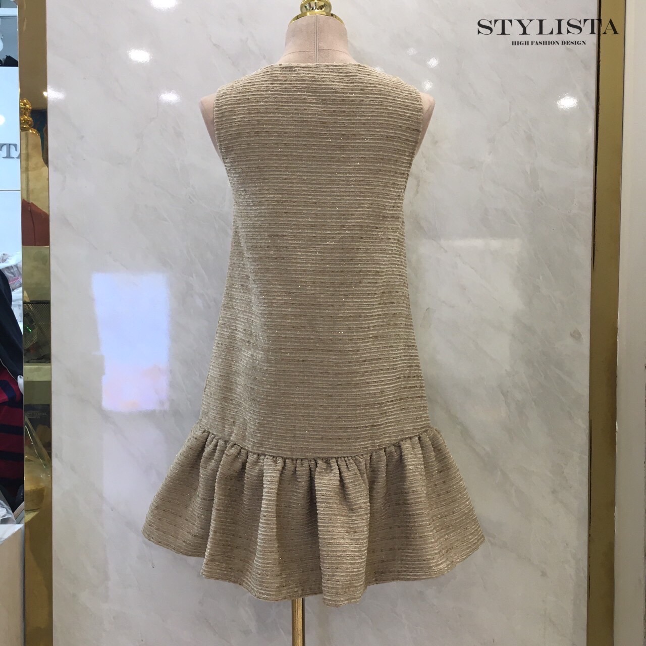 เดรสผ้าทวีตสไตล์หรูหรา ติดกระดุมคริสตัล คลาสสิค แบบ Parisian chic แพลตเทินดีงาม ใส่สวยเปะสุดๆ ของดีหมดไวนะคร๊า