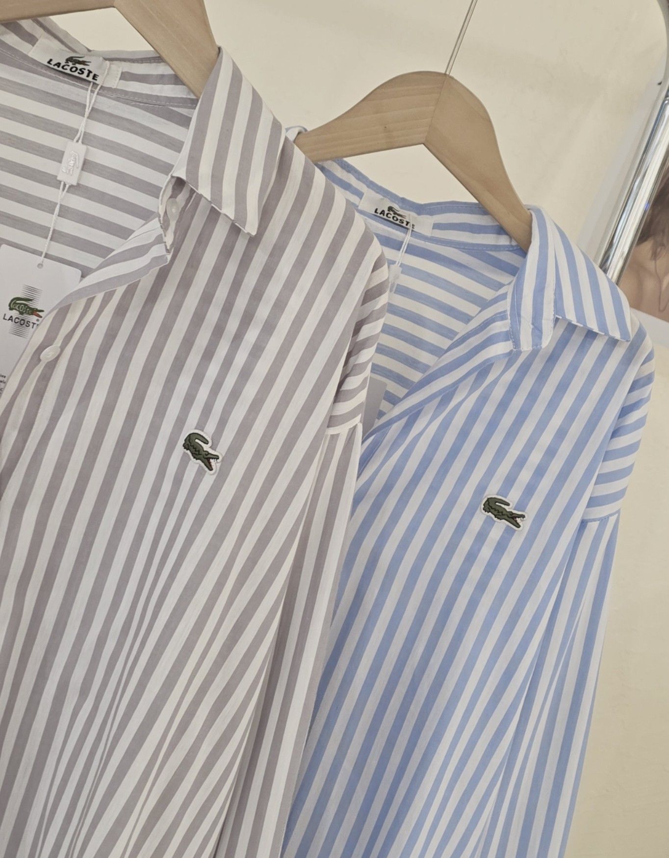 เสื้อเชิ๊ตรุ่นนี้มีติดตู้เลยคร่าาาา เป็นเชิ๊ตที่แมทง่ายใส่ง่าย ใส่ยังไงก็ดูสวย ดูแพง รุ่นนี้เป็นคอตตอนพรีเมี่ยม งานดีเทลปักเป๊ะ 100% โทนสีถูกต้อง