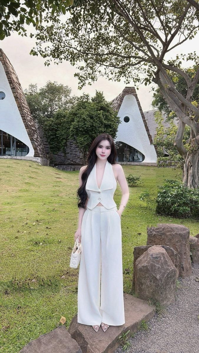 Set 2 ชิ้นสีขาวทั้งชุด ตัวเสื้อคล้องคอ ทรงเข้ารูปมีกระดุมหน้าใช้งานได้จริง ด้านหลังเว้าทรงสวย มาพร้อมกับกางเกงขายาวทรงกระบอกใหญ่ดีเทลจับจับด้านหน้าให้ดูมีมิติ กระดุมและซิปหน้า มีกระเป๋า2ข้าง