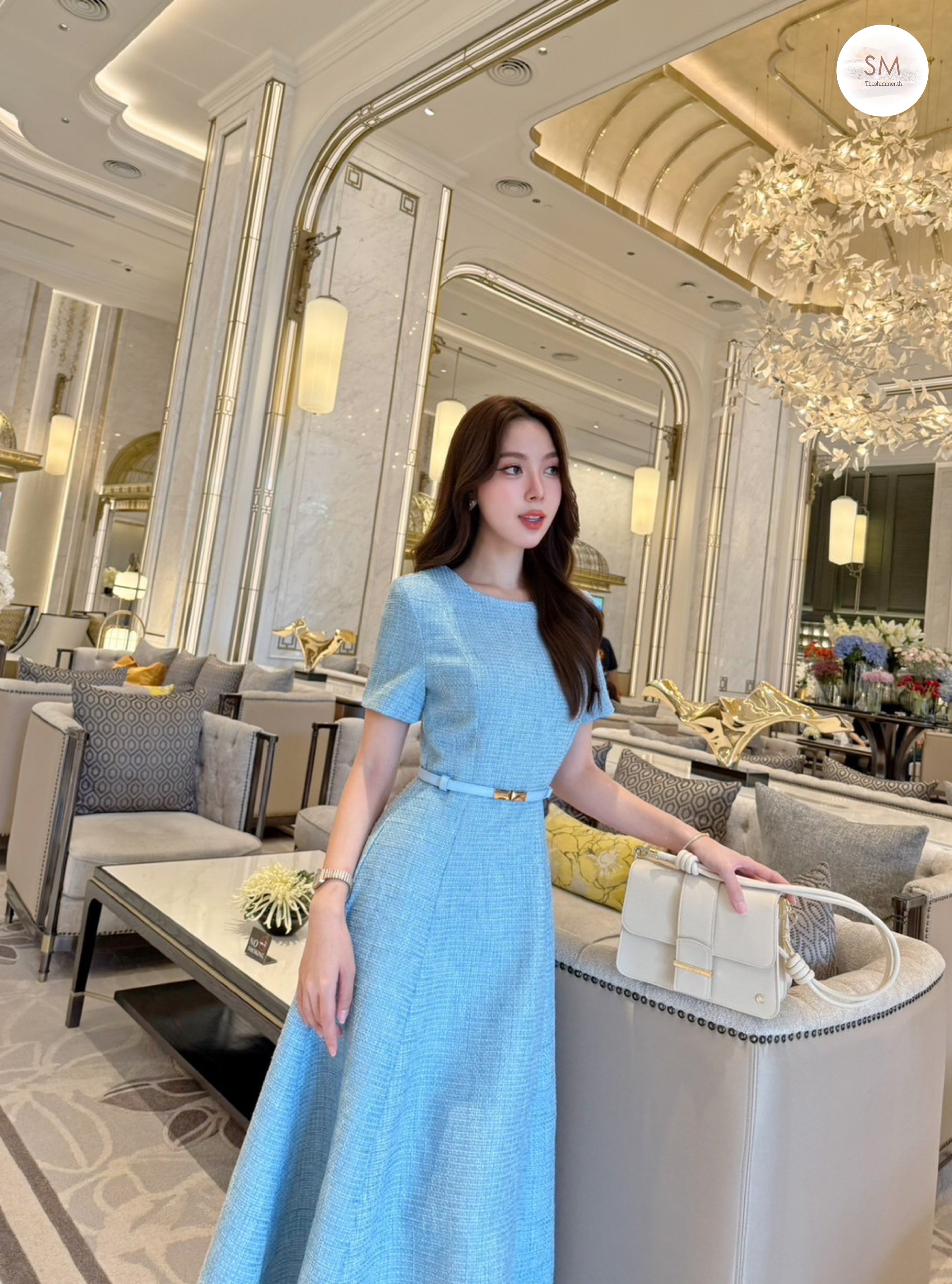 มิดิเดรสคอกลมแขนสั้นเนื้อผ้าทวีดทอลายสวยคลาสสิค งานมีซับในซิปหลัง แพทเทิร์นเข้ารูป เนื้อผ้ามีน้ำหนักทิ้งตัว มาพร้อมเข็มขัดปรับขนาดได้ตามไซซ์ จัดเป็นเดรสรุ่นฮอตที่แนะนำเลยค่า