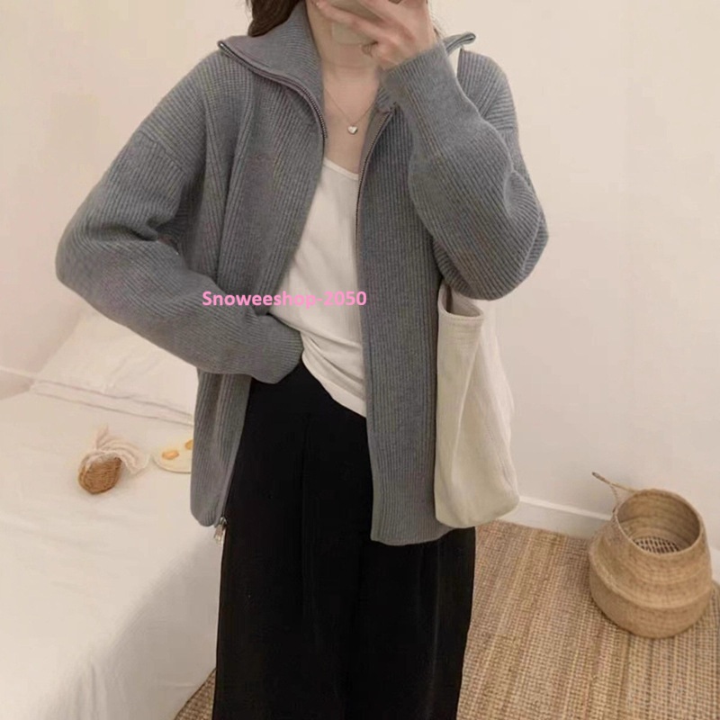 เรียบแต่ดูแพง สเวตเตอร์ผู้หญิงโทนสีพื้นสไตล์ยุโรป-อเมริกา ดีไซน์ ปกบาน + ซิปคาร์ดิแกน ใส่ง่าย แมทช์ได้ทุกลุค ถักหนานุ่ม อบอุ่นกันหนาว มีให้เลือกถึง 5 สี คลาสสิคทุกโทน ฟรีไซส์ ใส่สบาย ไม่อึดอัด จะใส่ชิลล์ในเมืองหนาว หรือเที่ยวต่างประเทศ ก็ คุมโทนแฟชั่นได้แ
