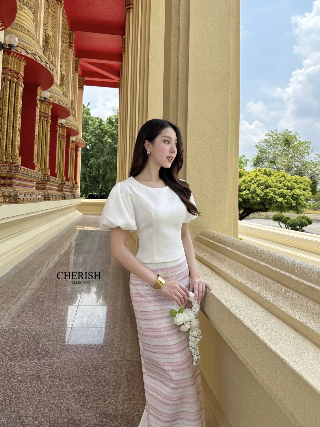 ชุดไทยที่เรียบหรูดูแพงแต่ไม่แกส ด้วยชุดนี้ ตัวเสื้อคอกลม แขนตุ๊กตาตัวผ้าถุงเอวสูงลายทางขวางสีชมพูม่วงสลับกันอย่างสวยงามซิบหลัง ผ่าหลังไม่เกินงามเดินสะดวกพร้อมซับในครึ่งตัวไม่ต้องกลัวเรื่องความโป๊แถมเข็มขัดมุกด้วยค่า งามอย่างไทยใจดี ต้องมีนะคะ