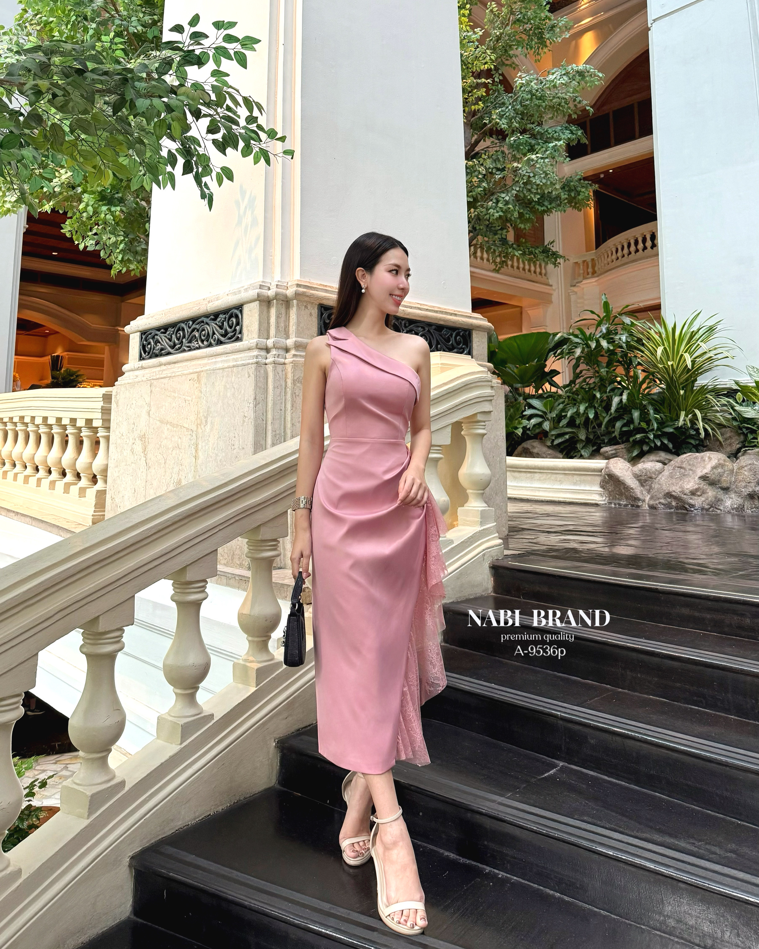 เดรสเข้ารูปทรงเปิดไหล่ สีชมพูนู้ด แต่งทรงปกคอพาดด้านบน เดรสทรงผ่าข้าง พับจีบด้านข้าง และแต่งเพิ่มด้วยผ้าลูกไม้ ชุดมีฟองน้ำและซับใน งานซิบ ใส่แล้วเลิศ ไม่บ้ง แน่นอนค่ะ 🩷 #เสื้อผ้างานป้าย #NABIBRAND #นาบีแบรนด์ #งานป้ายนาบี #เดรสยาว #เดรสเปิดไหล่ #ช