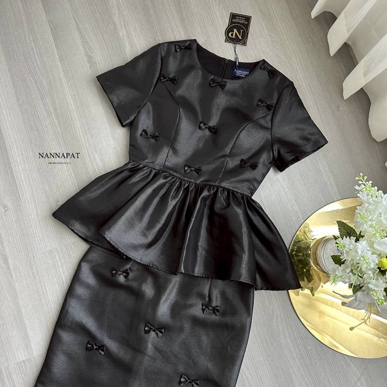 เซ็ทกระโปรงดำ สวย สุภาพ ดูดี งานคล้ายผ้าไหมเลยนะคะ อย่างกับชุดที่ขายราคาเป็นพัน เสื้อน่ารัก ซิปหลัง มีฟองน้ำอก กระโปรงก็ทรงสวย ทั้งเสื้อ กระโปรง เค้าจะแต่งโบว์เล็กๆทั้งตัว น่ารักดูดี ใส่ทำงานได้คะ