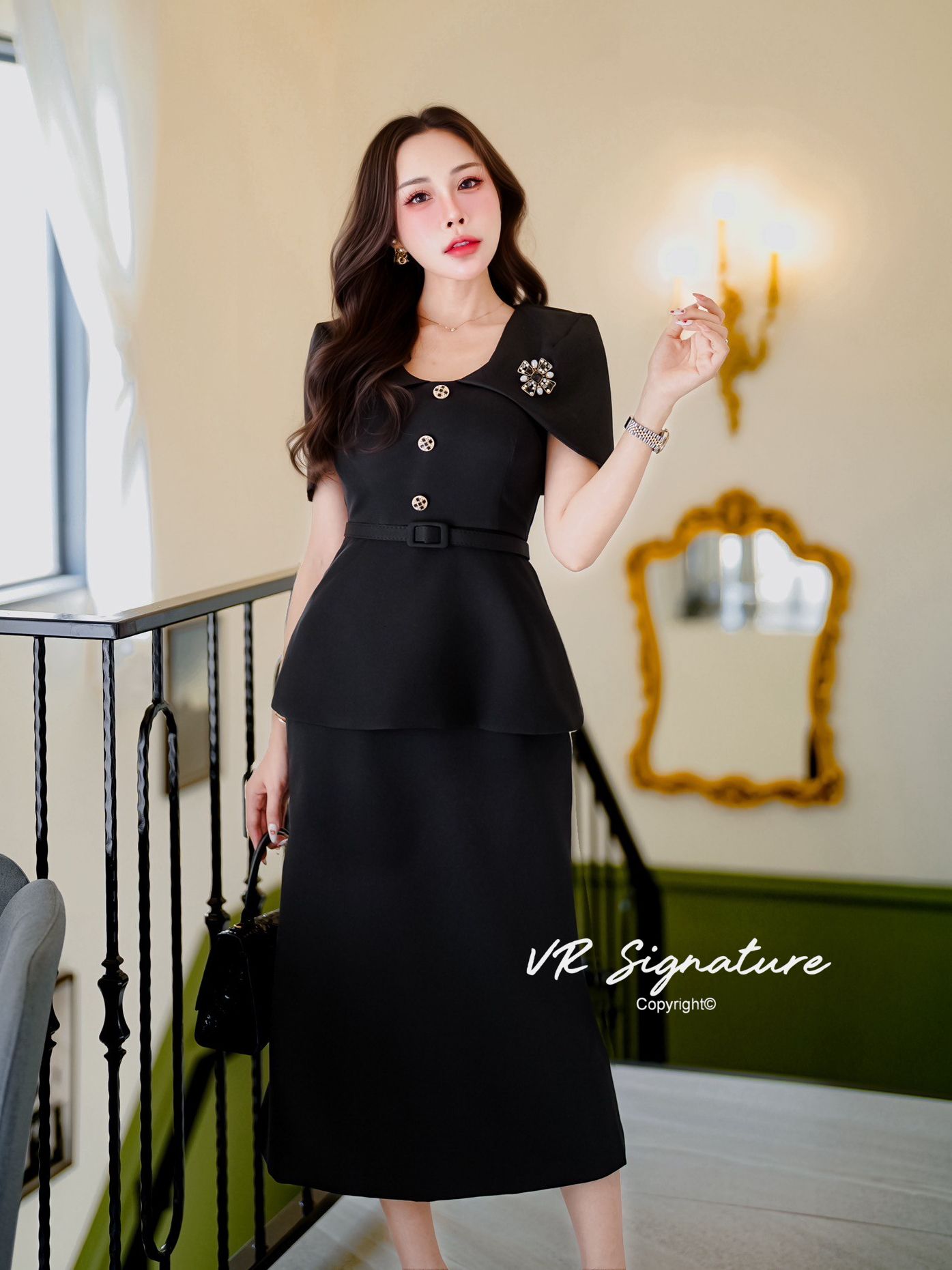 Dress ยาวทรงสวย ดีเทลแต่งผ้าคลุมช่วงไหล่ แต่งกระดุมเรียงด้านหน้า ชายเสื้อบานเล็กน้อย เอวเข้ารูป แต่งเข็มขัดเข้าชุด ชายกระโปรงแต่งบานเล็กน้อย ด้านหลังแต่งผ่า มีเข็มกลัดแต่งช่วงอก