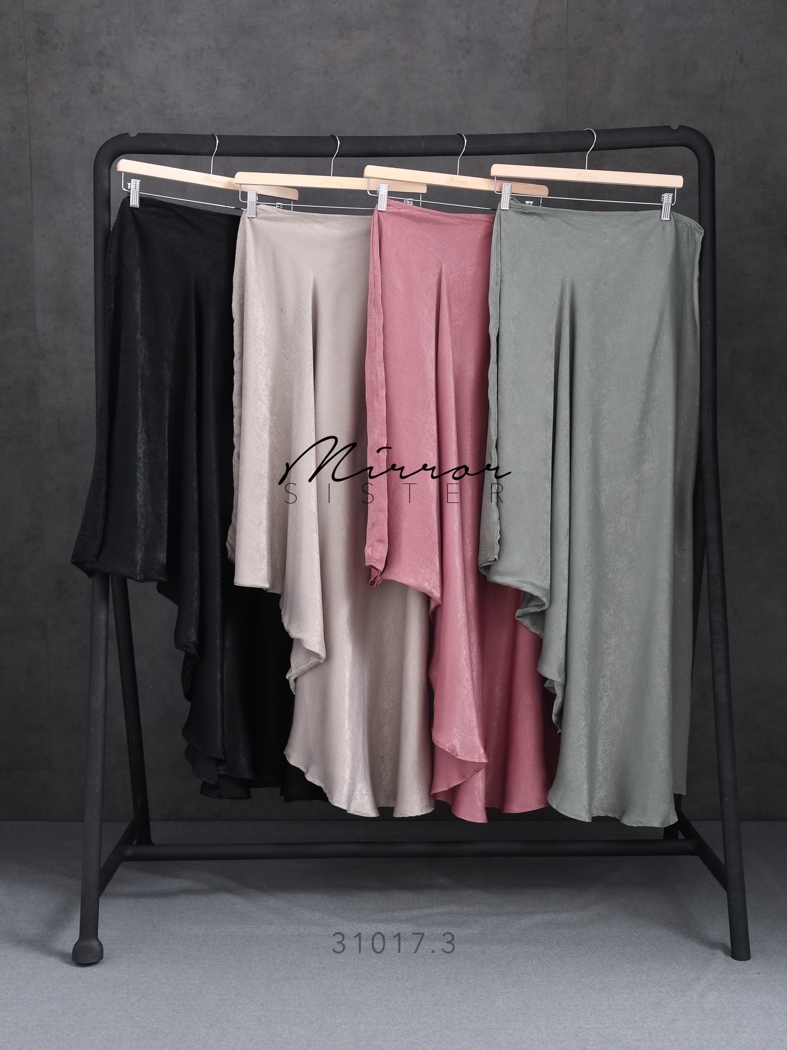 MiRRoRSiSTER's CiCi SiNGLE SHoULDER DReSS•• เดรสไหล่เดียว ทรงสวยเรียบๆแต่โก้ เนื้อผ้าซิลค์ซาตินนุ่มลื่นสวยหรู ใส่ออกงานได้ลุคสวยไฮโซ ทรงหลวมๆอำพรางหุ่นใส่สบาย ใส่แล้วสวยผ่องทุกเฉดสี