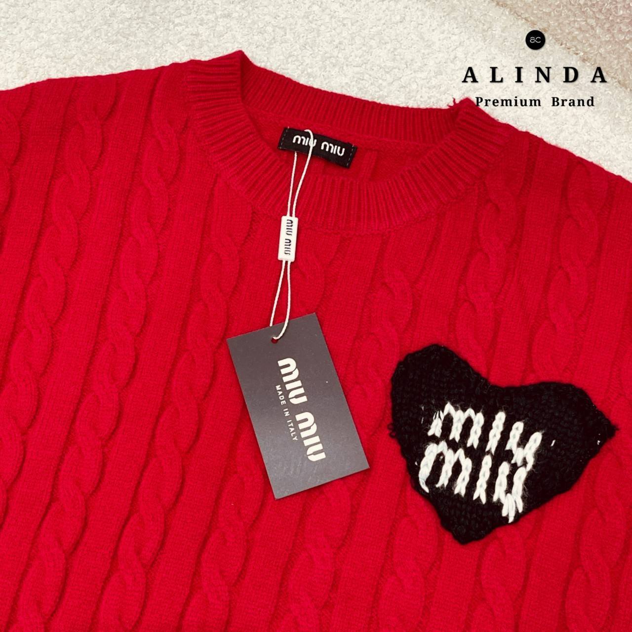 Tag : ❥MMIU Code : #MMUI01 Detail : เสื้อไหมพรมแขนยาวน้องมิวๆ สุดฮอตสุดฮิตมาใหม่คร่าา ตัวเสื้อเป็นเสื้อไหมพรมแขนยาว เกรดพรีเมี่ยม ใส่แล้วไม่คัน ตัวเสื้อมีความหนากำลังดี เนื้อผ้านิ่มมากค่ะ ตรงอกซ้ายเป็นรูปหัวใจพร้อมโลโก้น่ารักๆ