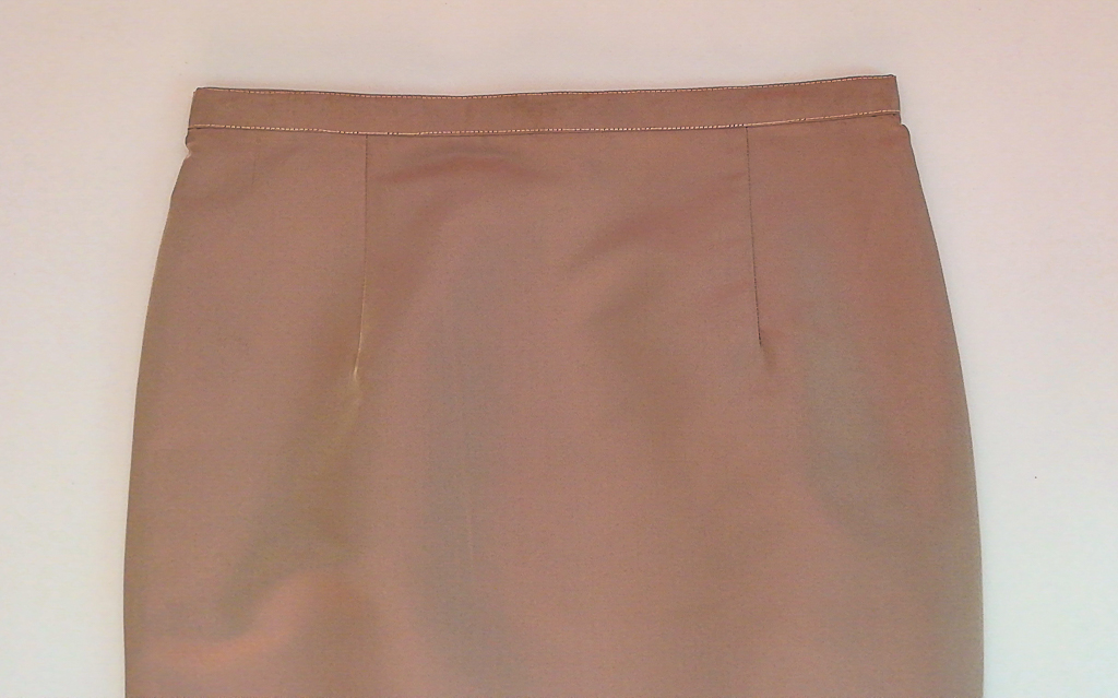 ผ้าถุงไหมสำเร็จรูป (สีโอวัลติน ทรงกระโปรง) งานตัดเย็บประณีต อัดผ้ากาวตามสีของผ้าถุง เนื้องานดีเกรด A (รอบเอว 30 นิ้ว)