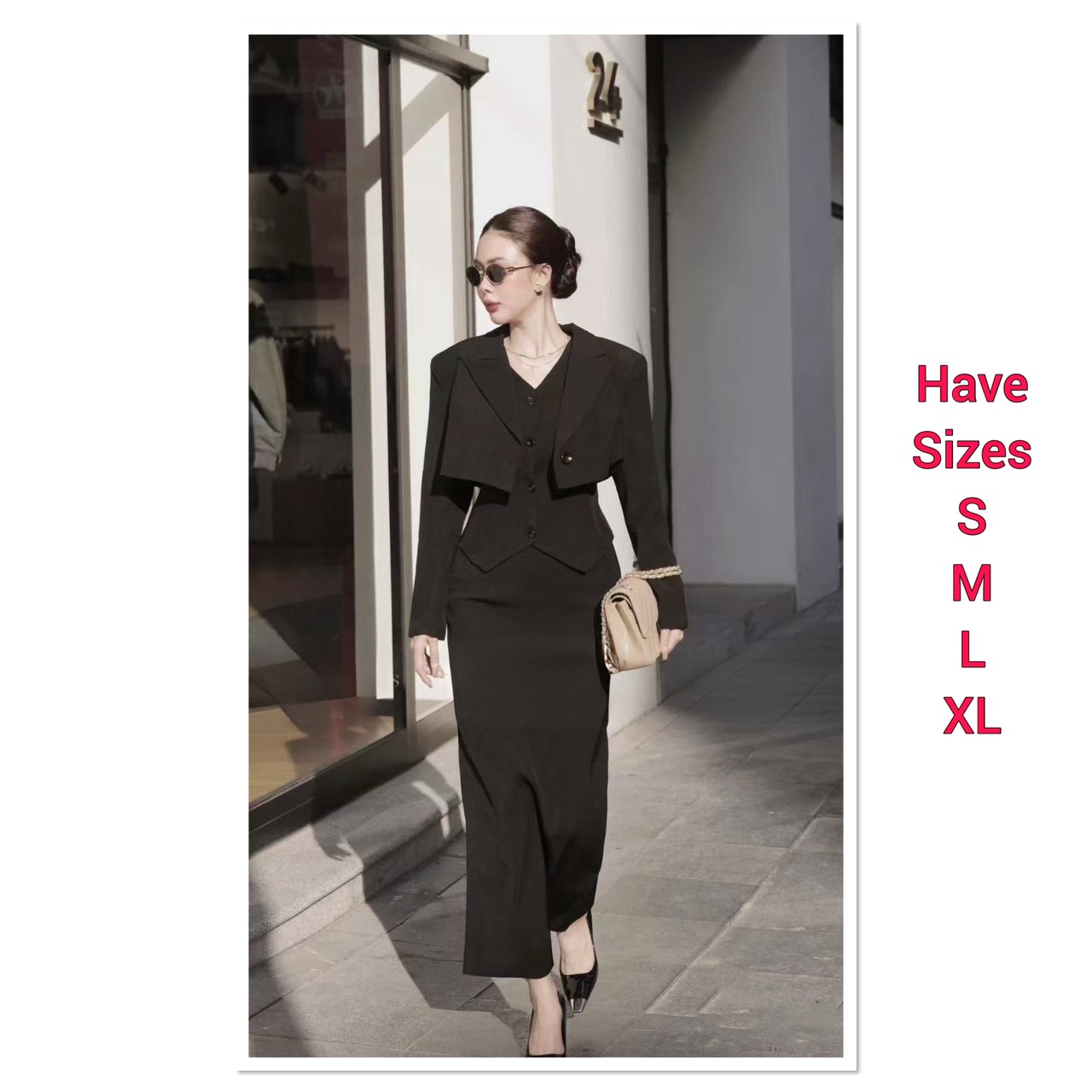 เซต3ชิ้น สีดำ เสื้อคลุมแขนยาวตัวสั้นมีกระดุมหน้า มาคู่กับเสื้อแขนกุดตัวในมีกระดุมหน้าเรียงยาว ดีไซน์สวย คุ้มสุดๆ มาพร้อมกับกระโปรงยาวทรงสอบ และดีเทลผ่าหลังดีไซน์สวย (มีซิปหลัง) เย็บซับในอย่างดี ทรงสวยแพทเทิร์นเป๊ะมาก