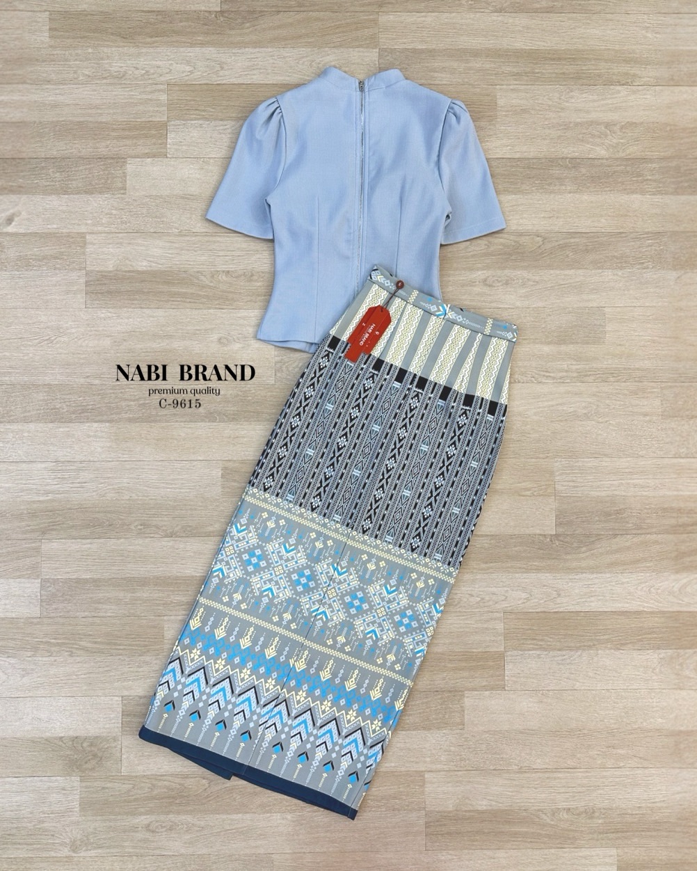 ชุดเซท ชุดไทย คอลใหม่ ลายใหม่ สวยอย่างไทยมาก เสื้อแขนสั้นคอปกตั้งสีครีม พร้อมกับกระโปรงทรงผ้าถุง ลายสวย ประดับเพิ่มด้วยเข็มกลัดเพชรติดอก ชุดมีฟองน้ำและซับใน งานซิบหลังทั้งชุด สามารถใส่ เข้าวัด ทำบุญ หรืองานพิธีการ ก็สวยไม่ซ้ำใครค่ะ🇹🇭 #NABI