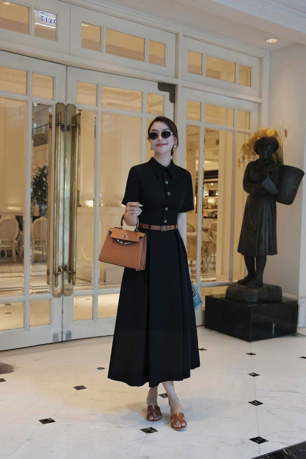 Set 2ชิ้น เดรสยาว+ เข็มขัด Maxi เดรสสีดำคอปกแขนสั้น ดีเทลแต่งกระดุมหน้า (มีซิปหลัง) ช่วงกระโปรงจับจีบคลายๆให้ทางสวยผ้าพริ้วใส่สบาย แต่งปกกระเป๋าหน้าใช้งานได้จริง