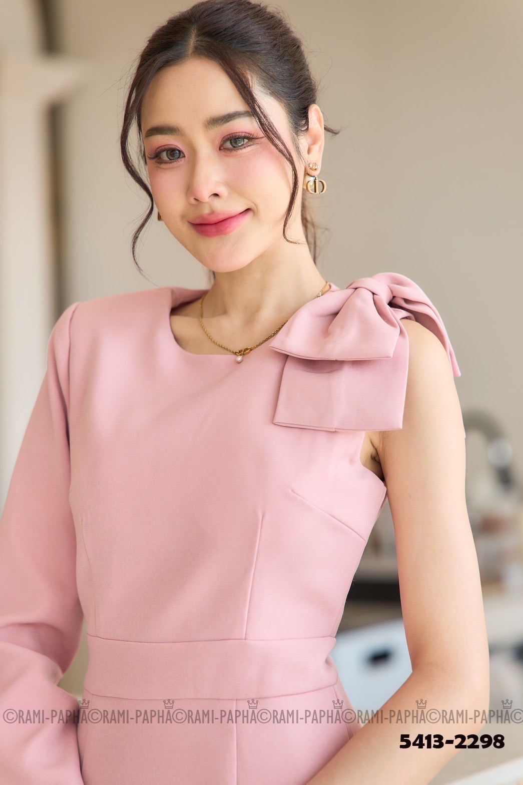 เดรสสีชมพูสุดหรู ดีเทลแต่งโบว์ใหญ่อลังการด้านซ้ายสวยโดดเด่น ดีไซน์ด้านขวาแขนยาวสวยเก๋ มีฟองน้ำจัดให้ทรงสวย ชายกระโปรงด้านหลังผ่าขึ้น ซับในอย่างดีทั้งตัว ซิปหลัง