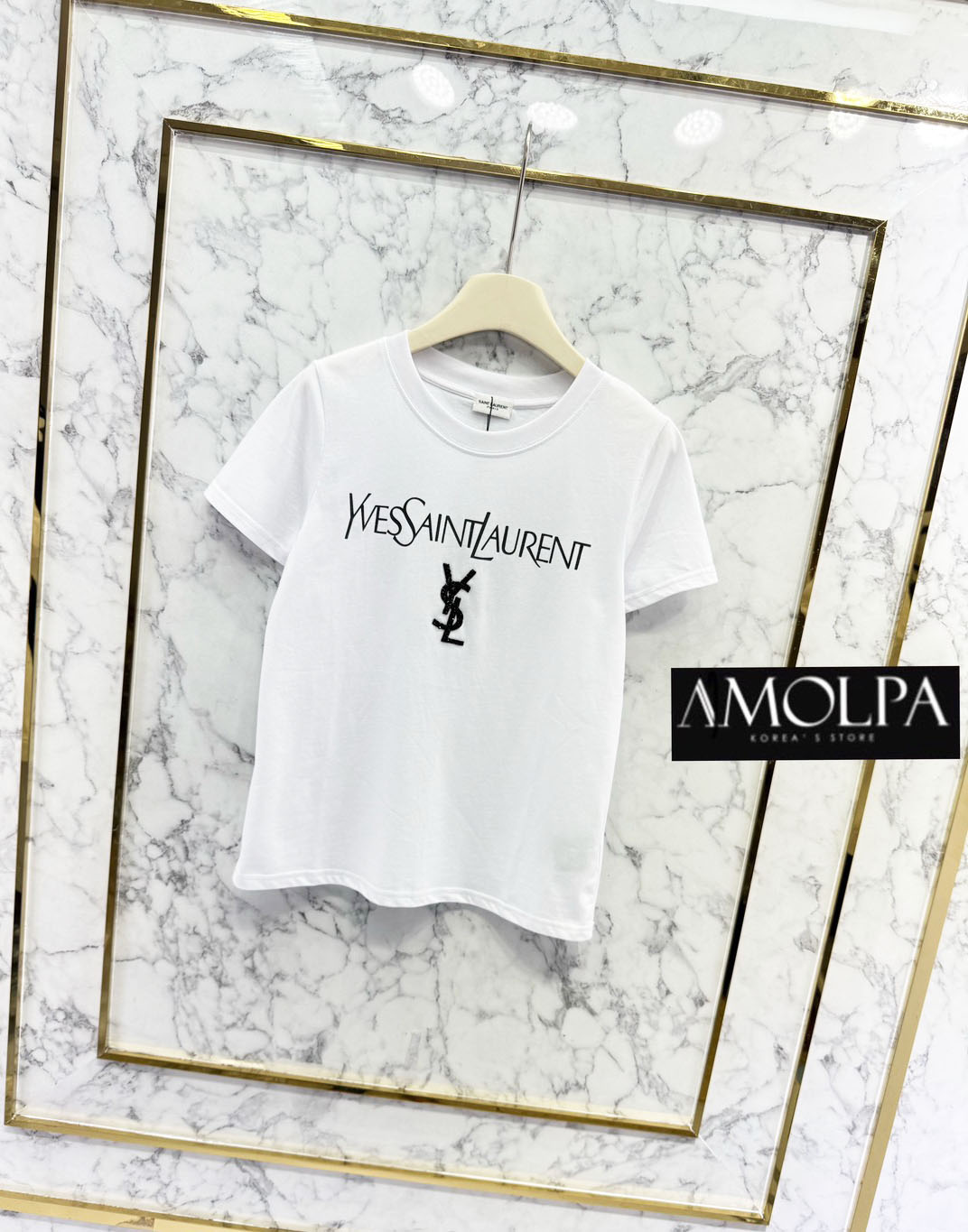 เสื้อยืด YSL ผ้าหนานุ่ม YSL ปัก สวยเด่น ลายใหม่ชนช๊อปป สวยม๊ากกกกก เนื้อผ้าดีมากๆค่ะ ผ้าเย็นๆ ใส่สบายสุดๆ แมทซ์กับอะไรก็สวย เข้ากันได้ดี #AMOLPA BRAND CODE – 6297