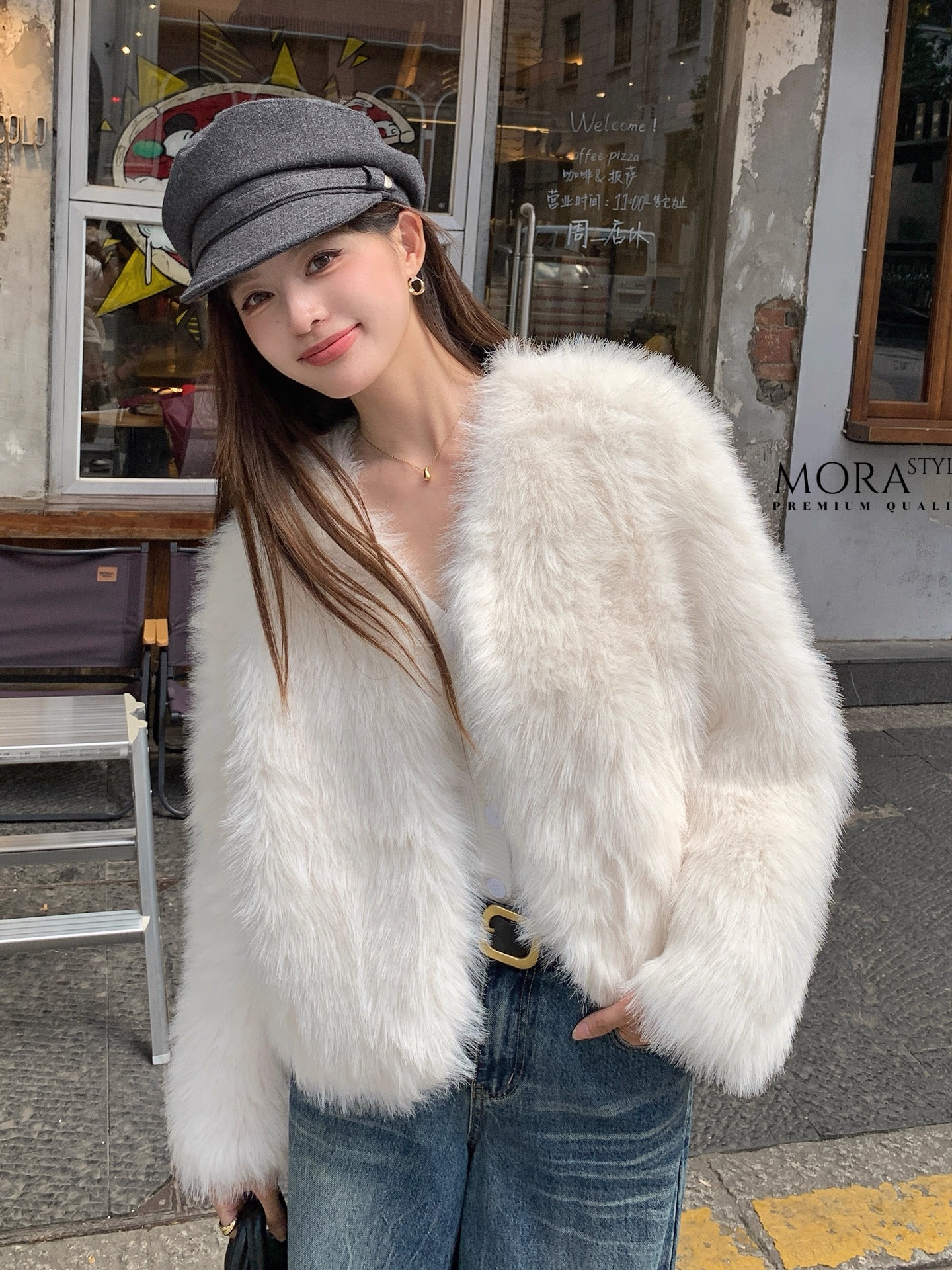 เสื้อคลุมแขนยาวแต่งขนทั้งตัว งานสวยแพง เหมาะกับแฟชั่นหนาวนี้สุดๆ ดีไซน์ออกมาเก๋ งานคือน่ารักมากค่ะ สาวๆต้องมีติดตู้นะคะ