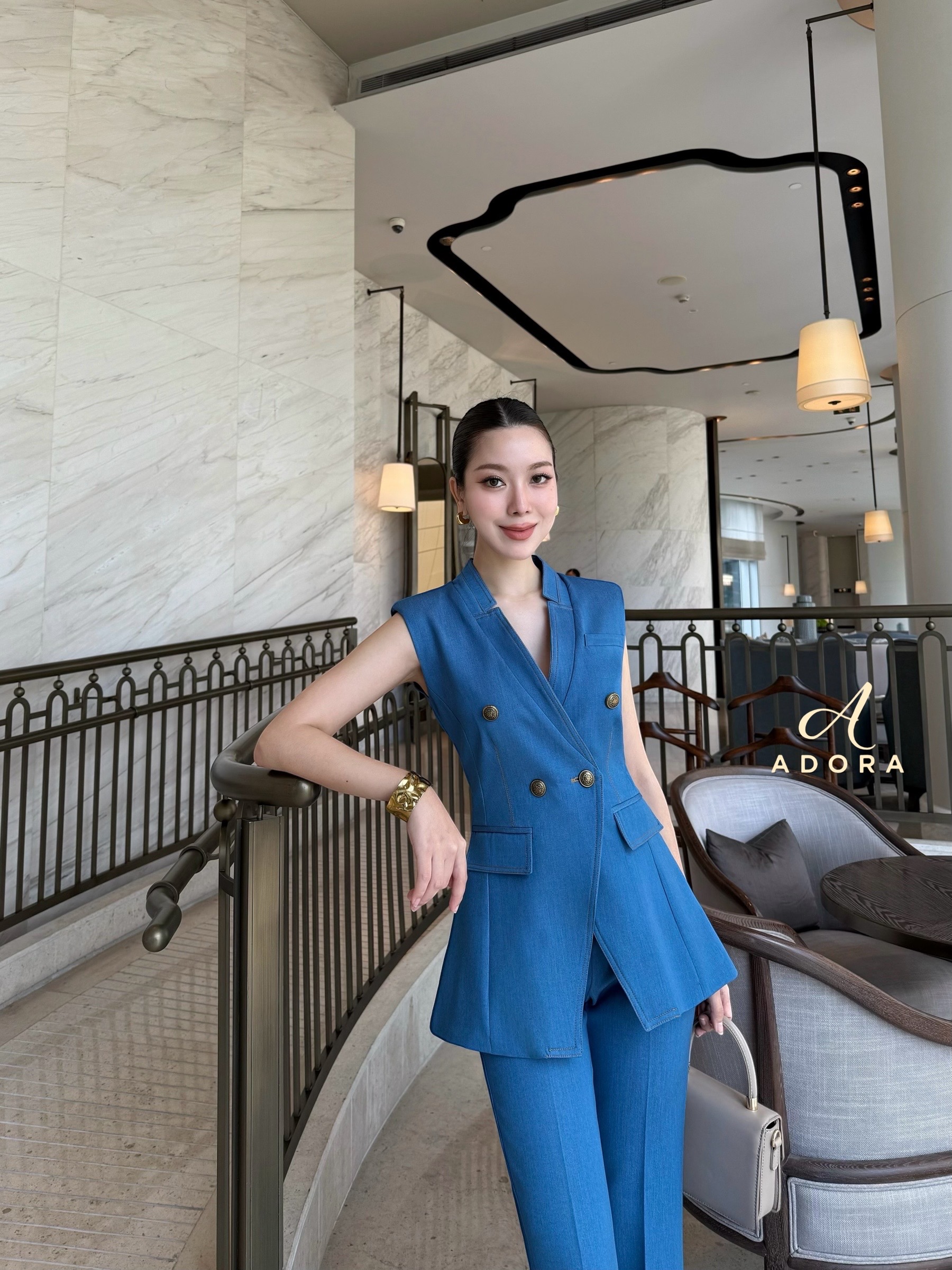 เซ็ทสุดคุ้ม ดีไซน์สุดหรูหรา เสื้อดีไซน์คอวีแขนกุด งานกระดุมหน้า เนื้อผ้าโพลีเอสเตอร์ แต่งกระเป๋าหน้า ใช้อะไหล่กระดุมงานพรีเมี่ยม + กางเกงเอวสูง เข้าเซ็ท ใส่แล้วเก็บทรง ดูหุ่นดีมากๆเลยค่ะ เนื้อผ้าเกรดพรีเมี่ยมทั้งตัว เนื้อผ้ามีคุณภาพ