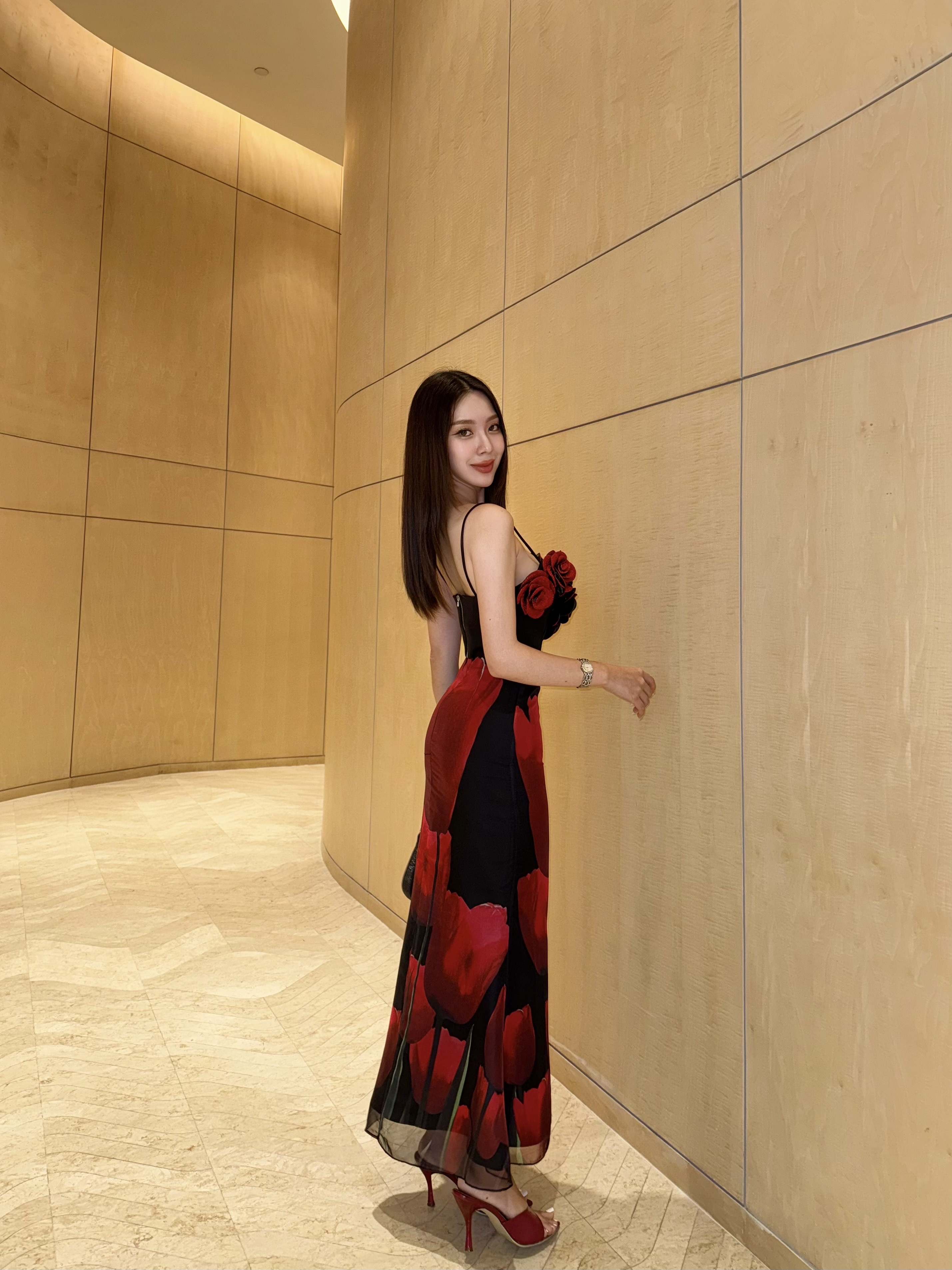 เซทครอปสายเดี่ยวสีดำ แต่งดอกกุหลาบสีแดงเป็น 3D + กระโปรงยาว ปบายมีความหางปลานิดๆ ผ้าพิมพ์ลายดอกไม้ สวยมากรุ่นนี้ ออกเดตวัน Valentine ด้วยชุดนี้ สวยสะกดจิต