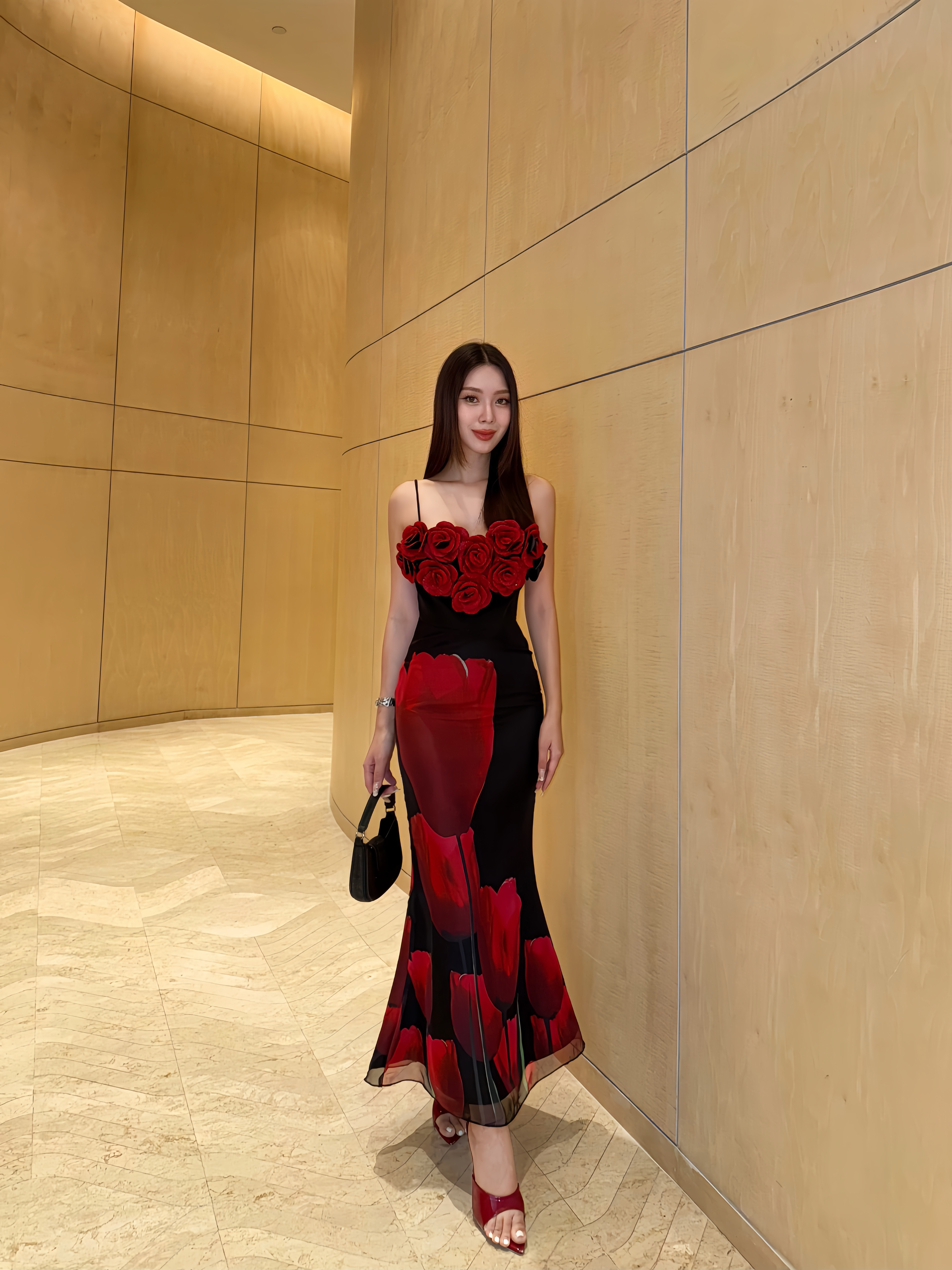 เซทครอปสายเดี่ยวสีดำ แต่งดอกกุหลาบสีแดงเป็น 3D + กระโปรงยาว ปบายมีความหางปลานิดๆ ผ้าพิมพ์ลายดอกไม้ สวยมากรุ่นนี้ ออกเดตวัน Valentine ด้วยชุดนี้ สวยสะกดจิต