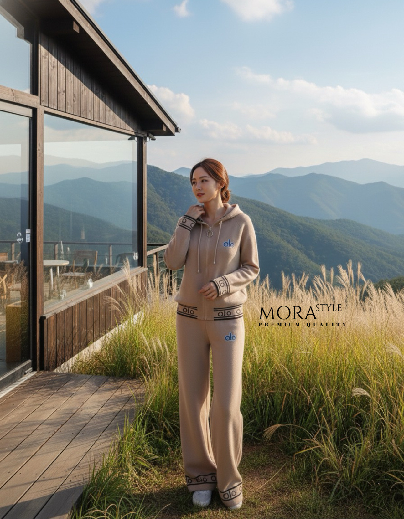 เซ็ตไหมพรม 2 ชิ้น เสื้อแขนยาวมีฮู้ดหมวกงานซิปรูดด้านหน้า มาพร้อมกับกางเกงขายาวปักแต่งโลโก้ทั้งเซต ใส่เที่ยวขึ้นเขาขึ้นดอยได้หมดเลยค่ะ