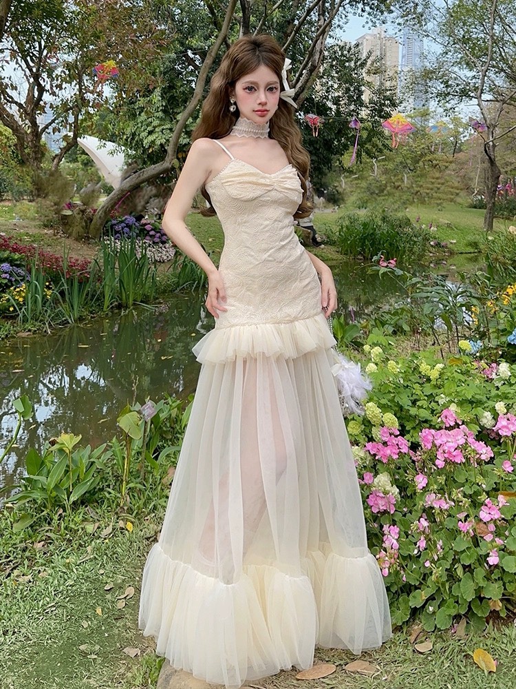 เดรสไหล่สายเดี่ยวสีครีมฉลุลายลูกไม้แต่งชายซีทรูลูกไม้อลังๆ ใส่vacayถ่ายรูปกับแก๊งค์เพื่อนๆไม่มีผิดหวังเลยค่า ห้ามพลาดเลยน้าตัวนี้