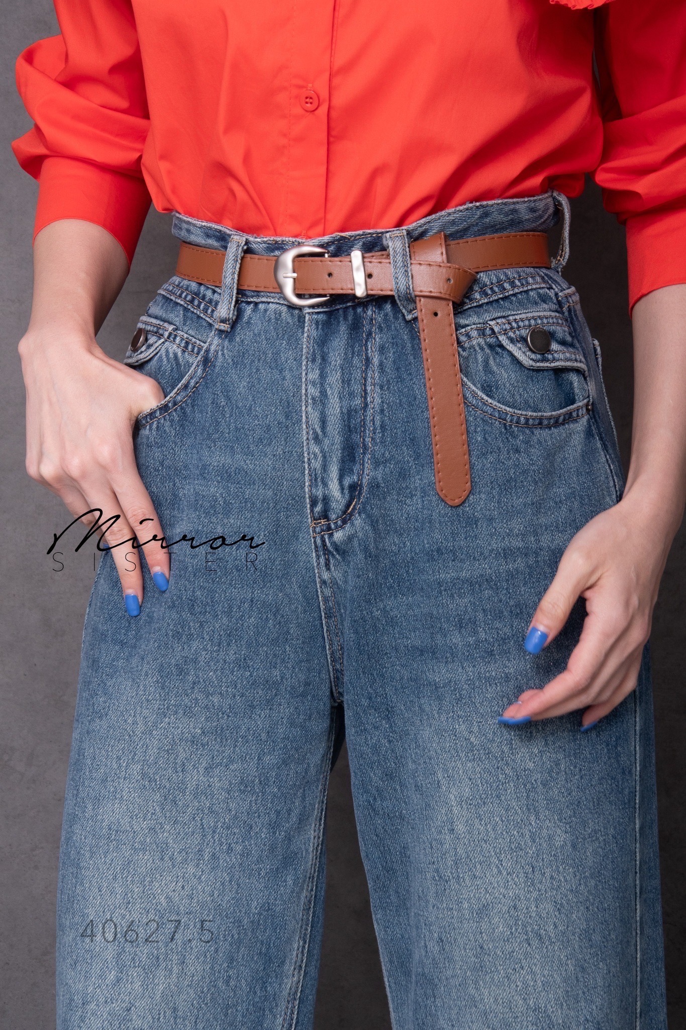 MiRRoRSiSTER's SéLé PReMiuM DeNiM PANTs with BELT•• กางเกงยีนส์สีเข้ม ขากระบอกทรงสวยมาก เนื้อผ้ายีนส์PreMiumไม่แข็งใส่สบายนุ่มผิวสุดๆ มาพร้อมเข็มขัดสีน้ำตาลหัวเข็มขัดอะไหล่เงินทรงเก๋