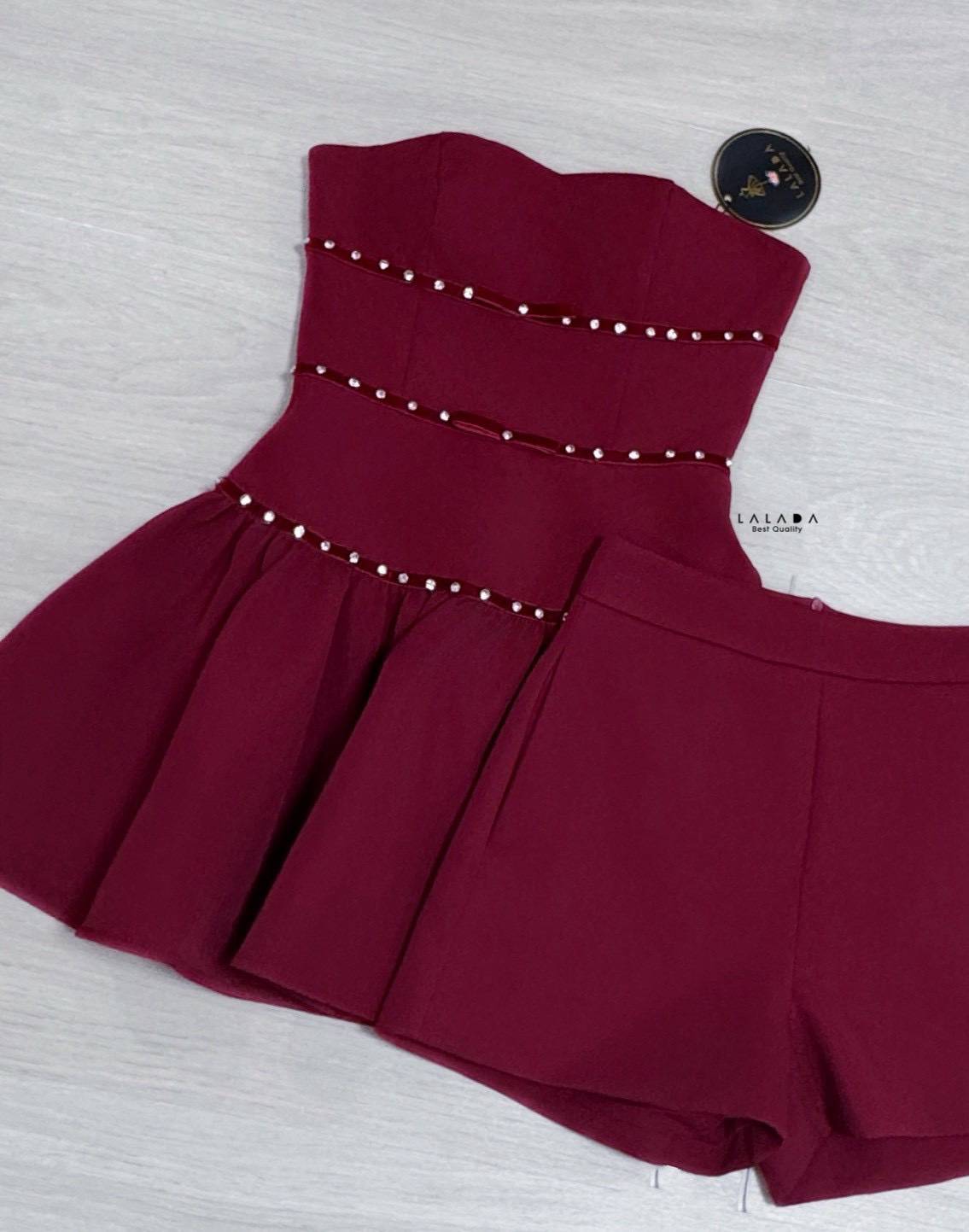 set 2 ชิ้นนะคะ เกาะอกสุดคิ้วแต่งอะไหล่เพชรรอบตัว เสริมฟองน้ำเพิ่มความมั่นใจให้สาวๆ + แต่งโบว์ สวยหรูสวยแพง + กางเกงขาสั้นสวย มีกระเป๋า 1 ข้างใช้งานได้จริงค่ะ เป๊ะปัง การันตีงานคุณภาพ ตัดเย็บปราณีต