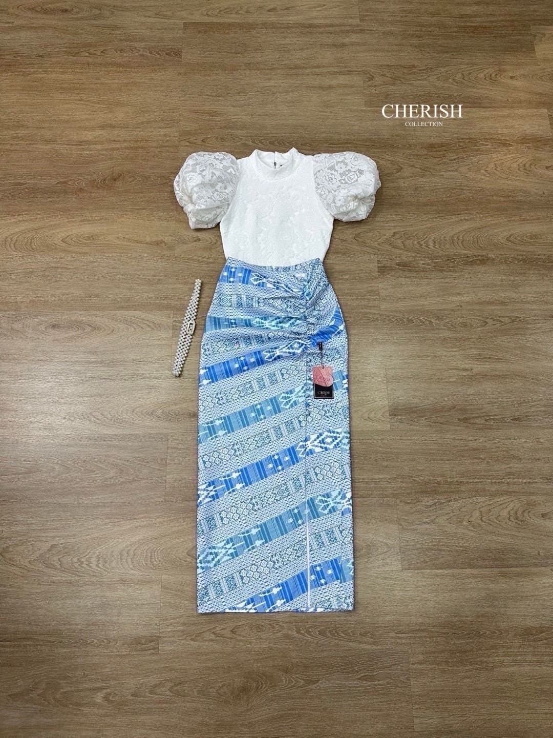 ชุดไทย Set 3 ชิ้น ตัวเสื้อลูกไม้คอปีน แขนตุ๊กตาฟูฟ่องแบบเก๋ มาพร้อมซับในทั้งตัว ตัวผ้าถุงพิมพ์ลายไทยพับจีบหน้าผ่าข้างช่วยทำให้ขาดูเรียวยาว แถมเข็มขัด สวยงามอย่างไทย ใครใส่ก็ไม่เฉย ต้องจัดสักชุดนะคะ