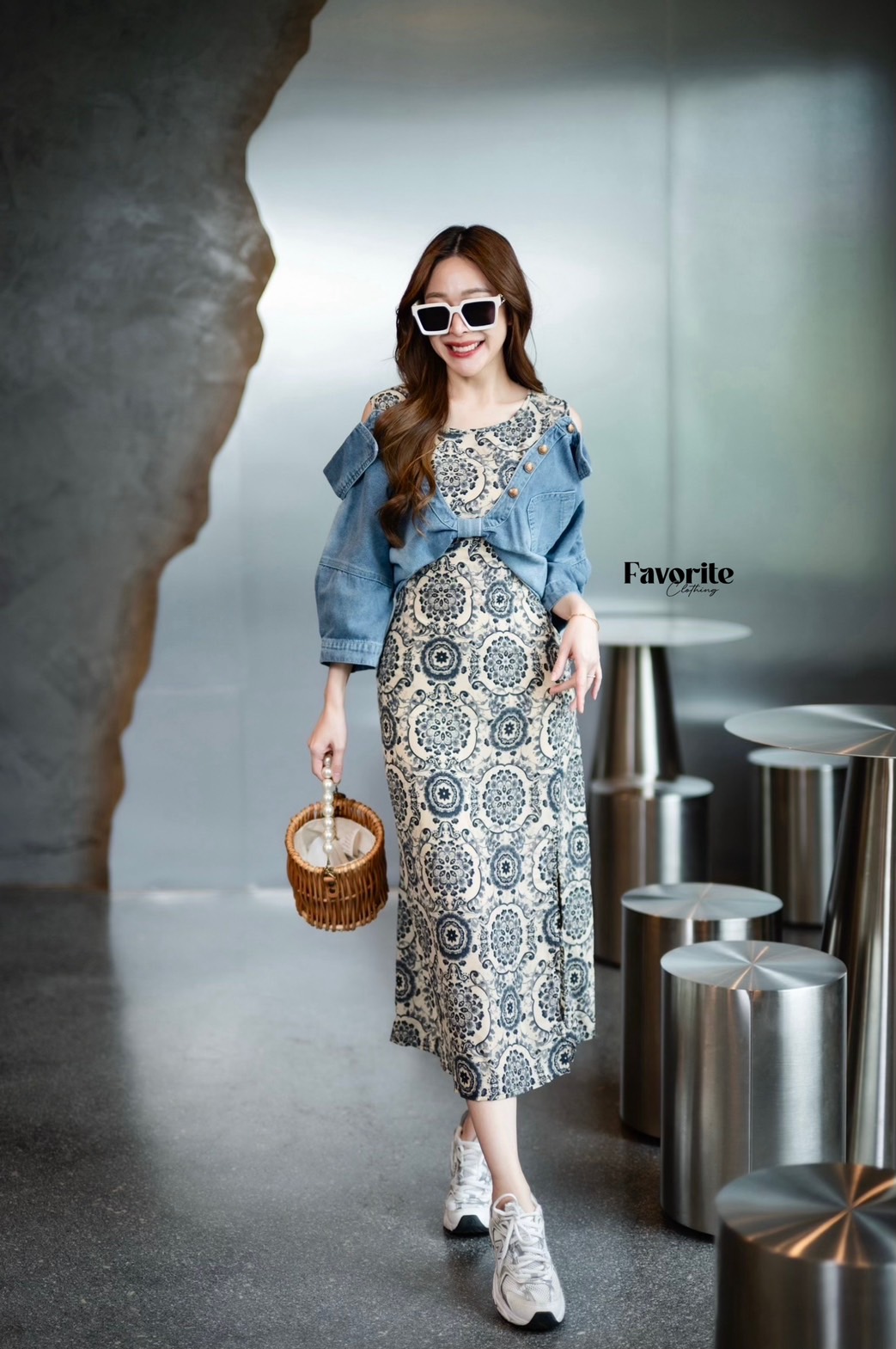 เดรสพิมพ์ลายแต่งยีนส์❣️ เดรสผ้าพิมพ์ลายกราฟฟิค ดีเทลเย็บตัดแต่งผ้ายีนส์ เย็บแต่งกระดุมทอง เว้าไหล่ แต่งผ่าหน้าขา สวยหวานลุคลูกคุณฯ งานผ้าเนื้อดี ใส่สบายทิ้งตัวสวย