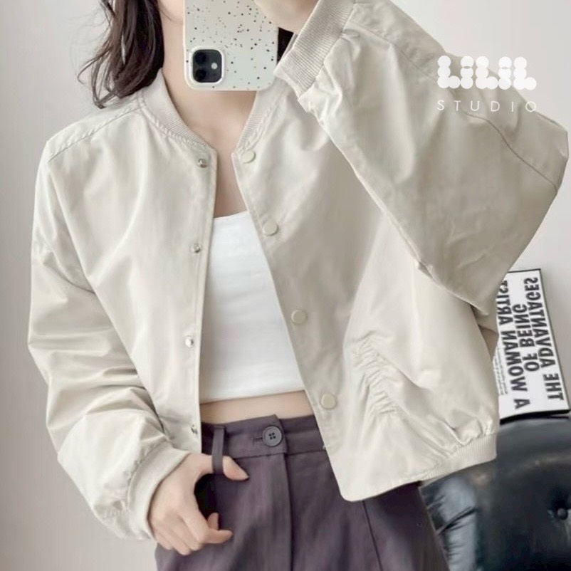 แจ็คเก็ตครอปทรงบอมเบอร์ ดีไซน์มินิมอล เนื้อผ้าพรีเมียมนุ่มเบา จะเท่ก็ได้ หวานก็ดีค่ะ