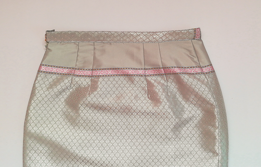 ผ้าถุงไหมสำเร็จรูป (สีเทา ลายสุโขทัย) งานตัดเย็บประณีต อัดผ้ากาวตามสีของผ้าถุง เนื้องานดีเกรด A (รอบเอว 28 นิ้ว)