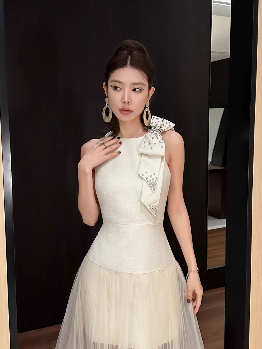 Dress ยาวแขนกุด สายเดี่ยว อกมีฟองน้ำจัดทรงให้ค่ะ ช่วงไหล่แต่งโบว์ใหญ่ แต่งปักเพชร ช่วงเอวเข้ารูป ช่วงกระโปรงตัดแต่งผ้าชีฟองอัดพลีทบานรอบชุด เนื้อผ้ามี texture ผ้าหนาเป็นทรงสวย มีซับในทั้งชุด