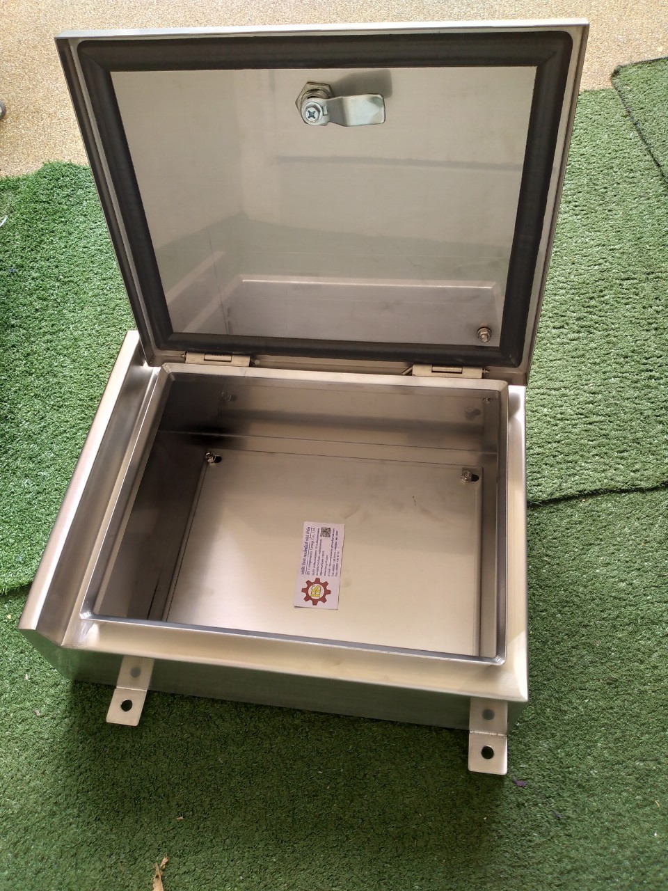 ตู้คอนโทรลสแตนเลส 304 กันน้ำ ฝาช้ันเดียว หลังคาสโลป W280xH350xD150mm. พร้อมหูยึด 4 มุม หนา 2มม.