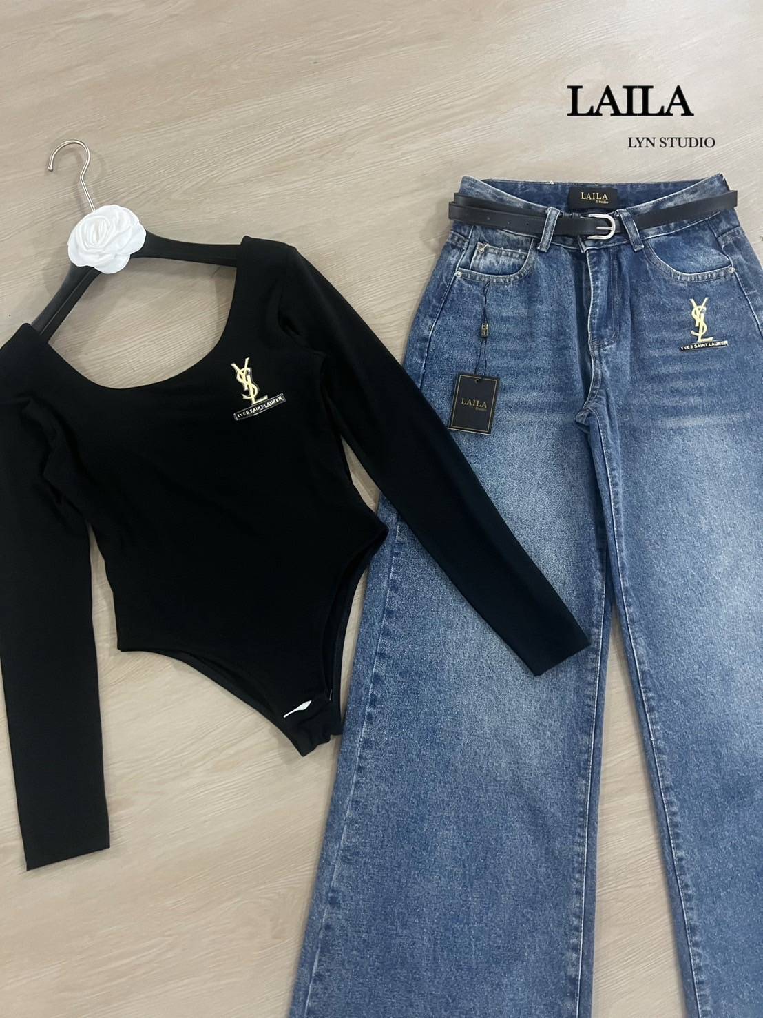 Tag: LAILA Detail: Set เสื้อ+กางเกง+เข็มขัด งายบอดี้สูททรงคอยูกว้างงง ช่วงอกคว้านลึกสุดแซ่บบ🔥ทรงสวย งานเสริมทรงที่อก ผ้าสุดเนี๊ยบบบ แต่งโลโก้ที่อกสีทองตัดสีชุด สีดำช่วยพรางหุ่นได้มากค่าาา มาพร้อม กางเกงยีนส์ทรงขาบานสีเข้มแต่งฟอกผ้าสวยมากกก แต่งโลโ