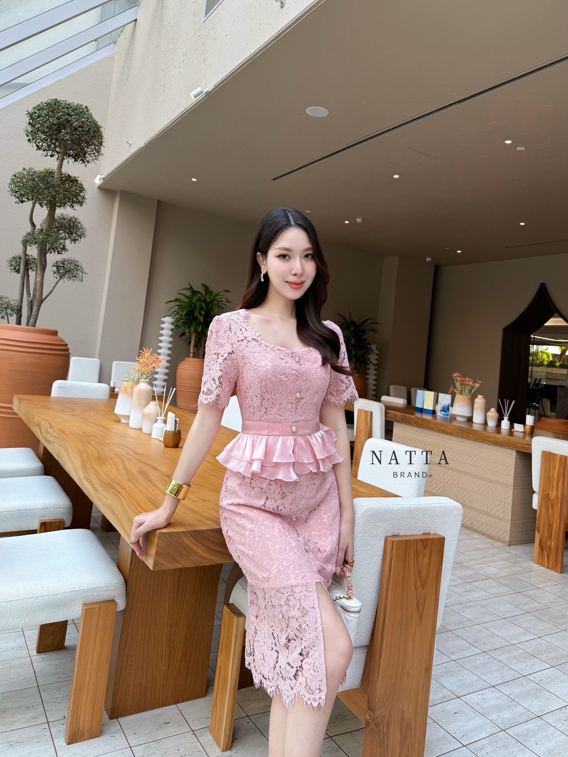 ชุดเดรสลูกไม้สีชมพู แต่งดีเทลผ้าระบายช่วงเอวมีความหวานมากขึ้น แต่งกระดุมหลอกด้ายหน้า ซิปซ้อนด้านหลัง มีผ้าซับในอย่างดีผ้าไม่บางค่ะ แหวกด้านหน้านิดหน่อย งานสวยมากกกก