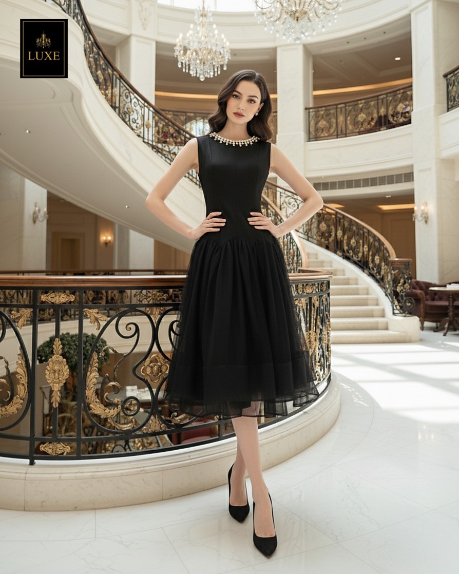 Label : LUXE ☑️เดรสเสื้อคอกลมแขนกุด กระโปรงบาน แต่งลูกปัดมุกรอบคอเสื้อ ☑️ทำจากผ้าไหมผสมคอตตอน เนื้อนุ่มใส่สบาย ☑️มีซิปซ่อนและซับในเต็มตัว