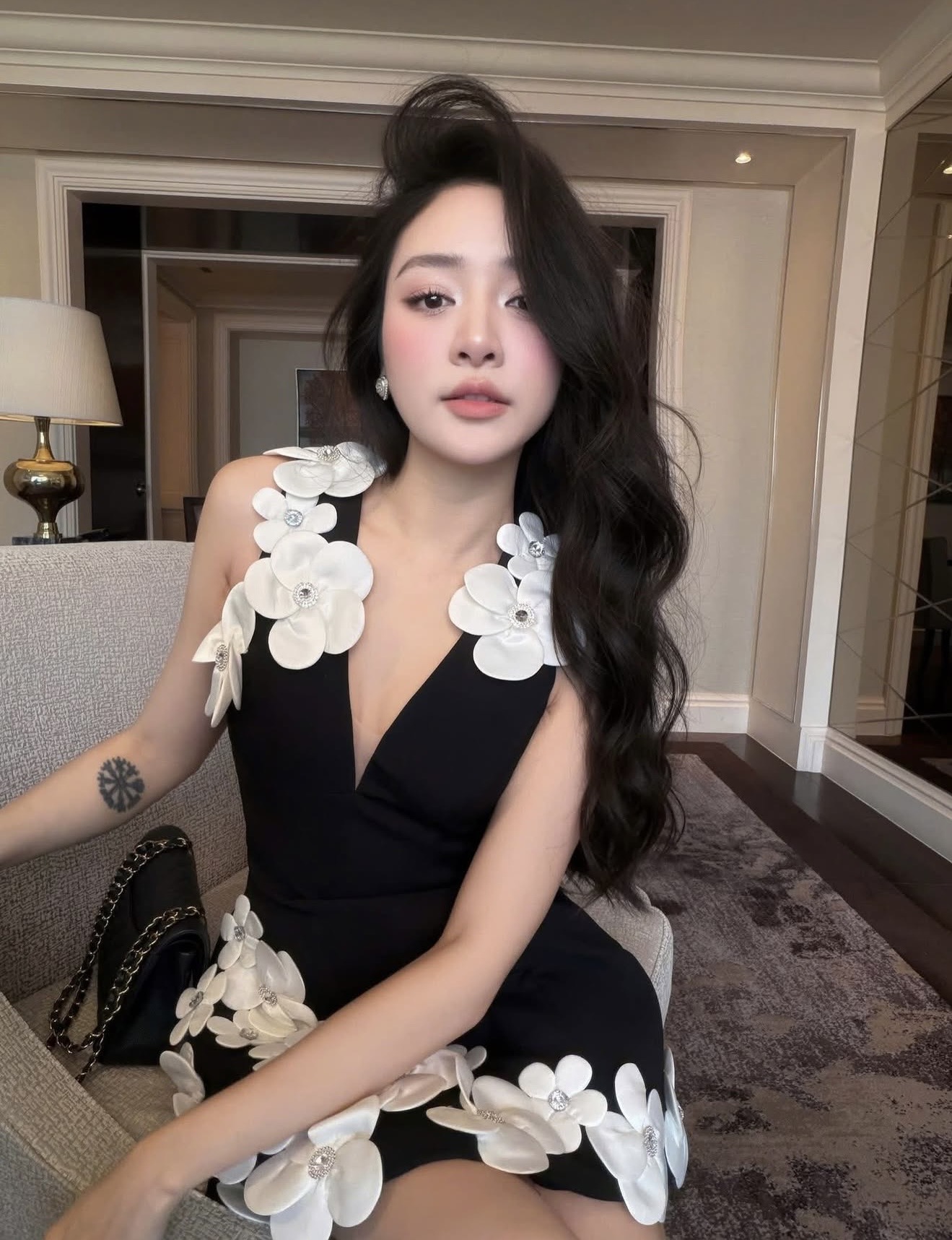 เดรสสีดำแขนกุดคอวีแต่งดีเทลด้วยดอกไม้เพชรสีขาวดอกเล็กใหญ่สลับกันที่บ่ากระโปรงสวยหรูมาก ช่วงอกมีฟองน้ำเสริมทรงดีเทลชุดเข้ารูปช่วงปลายบานเล็กน้อยงานผ้าดีมีซับและซิปด้านหลัง