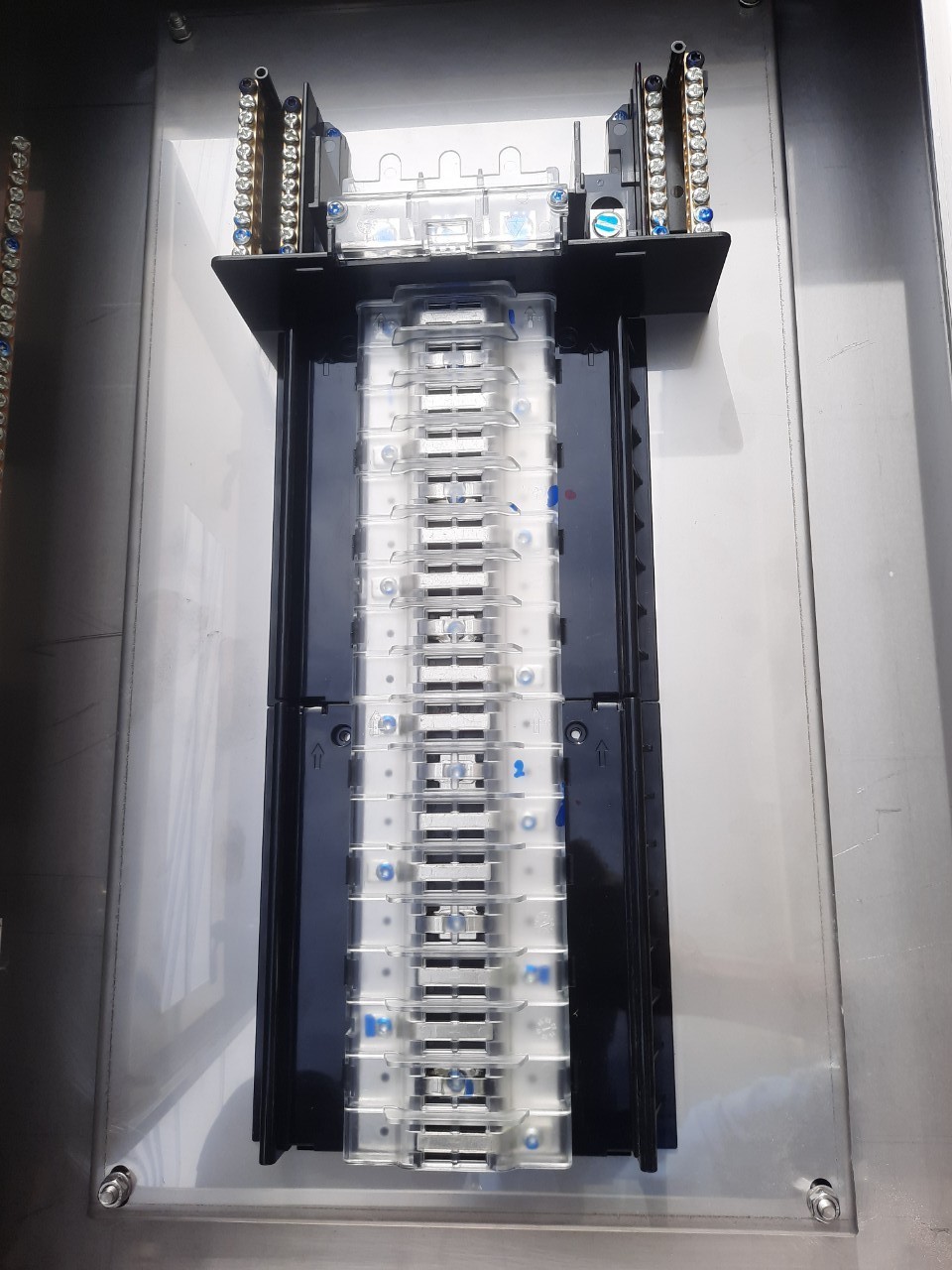 Main LUG 100A ตู้สแตนเลส 304 มีหลังคาสโลป W450xH650xD152mm. (36ช่อง)