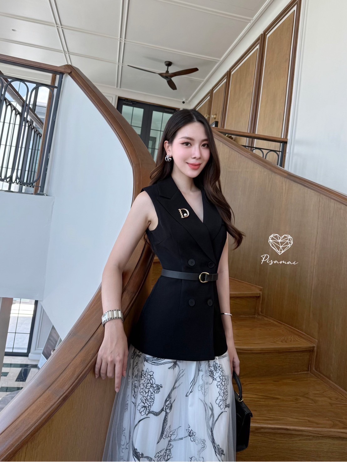 เซ็ตเสื้อคอปกแขนกุดผ้าสูทสีดำมาคู่กับกระโปรงกราฟฟิกสีครีมคลุมผ้าตาข่าย พร้อมเข็ดขำเข้าเซ็ต ใส่แล้วโลกสดใสมากๆค่ารุ่นนี้ ใส่vacayถ่ายรูปกับแก๊งค์เพื่อนๆไม่มีผิดหวังเลยค่า ห้ามพลาดเลยน้าตัวนี้